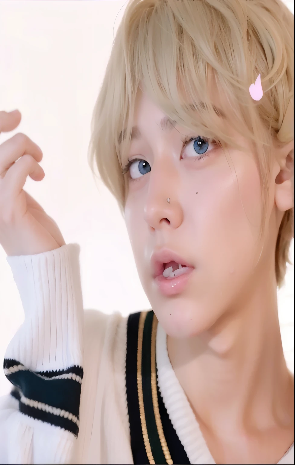 Imagen arafed de un joven con un alfiler rosa en el pelo., taehyung gucci, TaeHyung \los labios carnosos, accurate TaeHyung face, TaeHyung , TaeHyung \his right eyelid is swollen, sus ojos parecen sabios, TaeHyung , inspirado TaeHyung \'s grecian nose, kim TaeHyung , TaeHyung , pale korean adorable face
