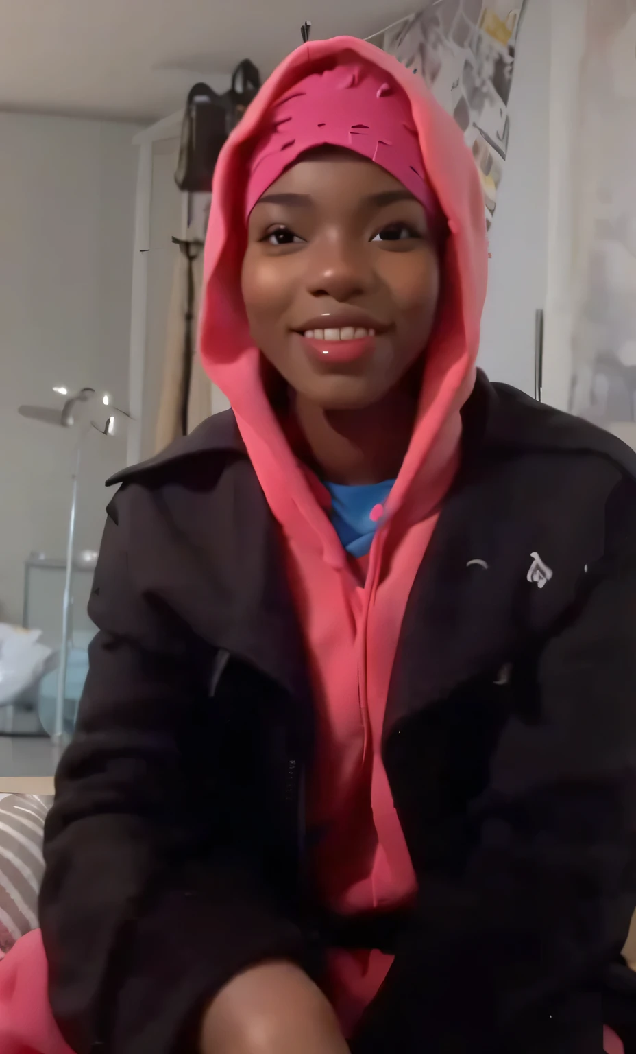 femme souriante dans un sweat à capuche rose assise sur un canapé, porter un sweat à capuche rose, dans une cagouleie, dans une cagoule, Porter une capucheie, Porter une capuche, Porter une capuchey, dressed in'une capuche, la capuche lui couvre les yeux, girl porter une capucheie, porter un sweat à capuche rouge, bladee du gang de vidange, porter un sweat à capuche écarlate, Marie Borgès, porter une capuche