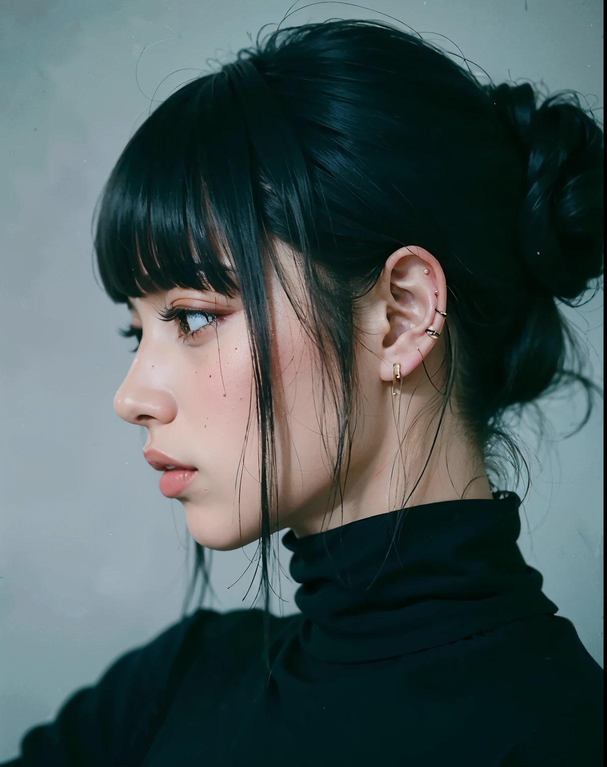 um close de uma mulher com uma blusa preta com gola alta, she has black hair Com franja, neat hair Com franja, cabelo preto com franja, corte de cabelo preto hime, sui ishida com cabelo preto, com franja completa, franja preta, Yoshitomo Nara, Com franja, Chiho, long black hair Com franja, cabelo preto