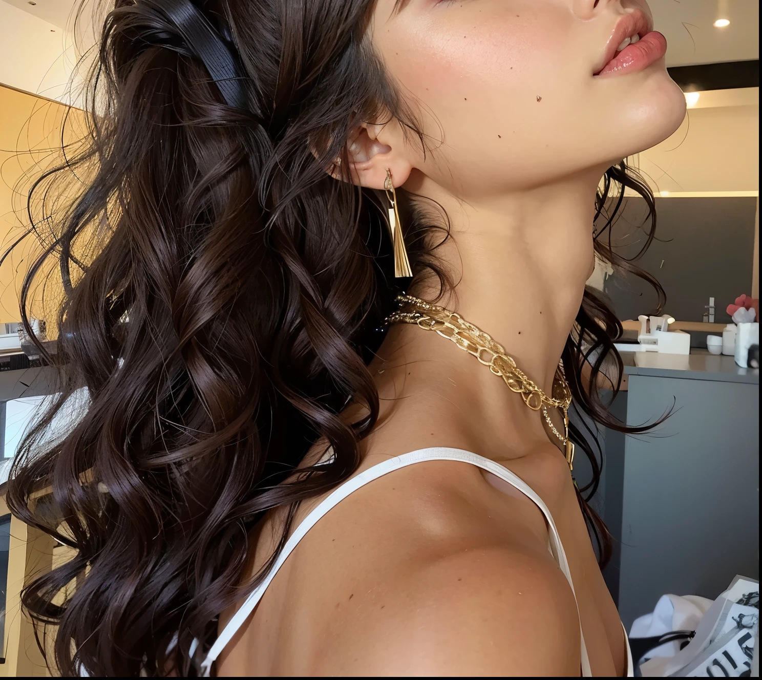 there is a woman with long hair and a necklace, Encaracolado, usando gargantilha com detalhes dourados, Retrato de Sophie Mudd, Encaracolado bangs, Encaracolado haired, Encaracolado hair, zoë kravitz, Venha para o hammam, Encaracolado middle part haircut, Encaracolado bangs and ponytail, Encaracolado dark hair, brown Encaracolado hair, with long Encaracolado hair, por Alexis Grimou, Cachos