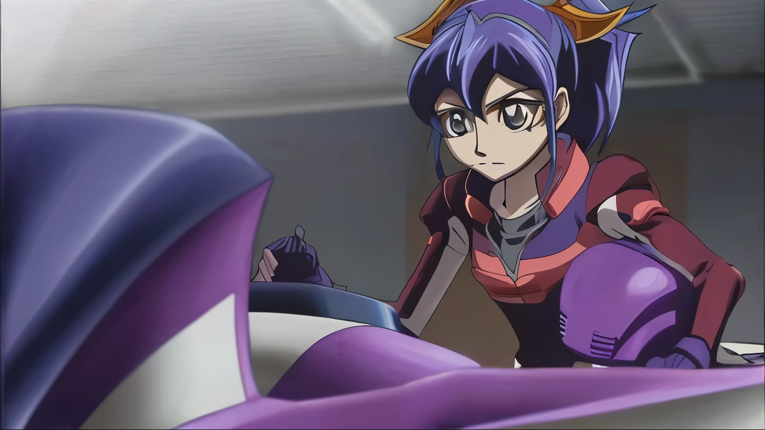 Garota estilo anime, garota de um personagem de YuGiOh Arc V, garota cor de pele clara, serious expression, com cabelo roxo segurando um capacete de moto em um traje de piloto, and he's on top of a motorcycle.