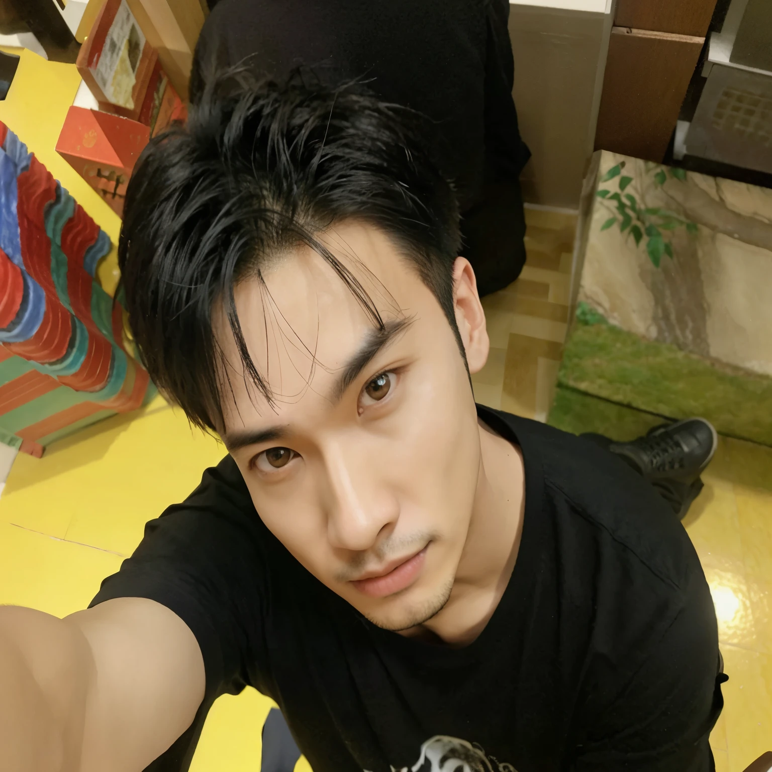 Hombre arafed con camisa negra y silla negra., yanjun chengt, chen xintong, cai xukun, 27 years old, 28 years old, ryan jia, yan, shen mingchen, steve zheng, foto de perfil en la cabeza, zezhou chen, damien tran, hyung tae, 23 years, ruan jian