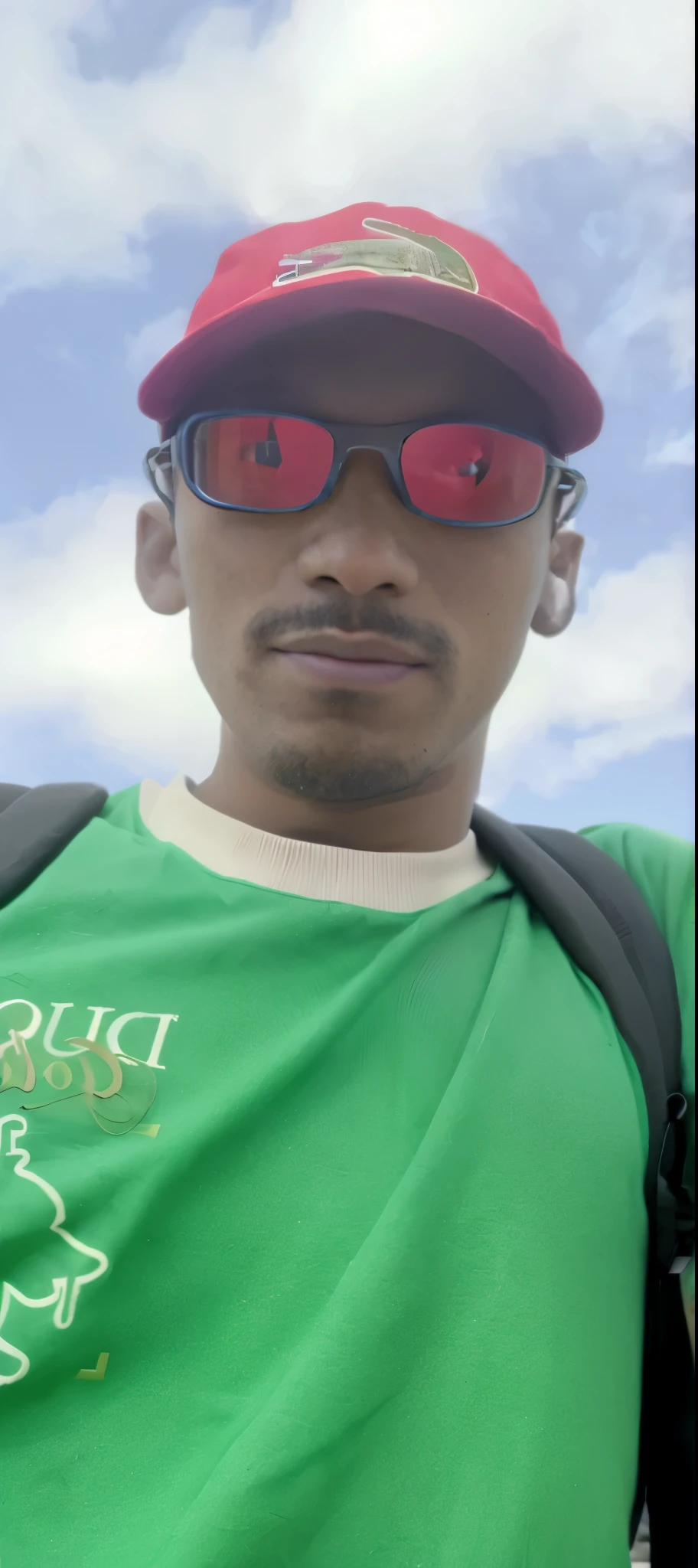 melhor qualidade,obra de arte,ultra high resolution,(fotorrealista:1.4)1 garota,fundo branco,Sozinho,sangue,arm protectors,fundo simples,Foco masculino,olhando para o espectador,olhos pretos,ou,corpo cheio de pelos flutuantes,, (pistola:1.3), holding pistola, loira Suja,,tronco,shorts cargo,sentado,