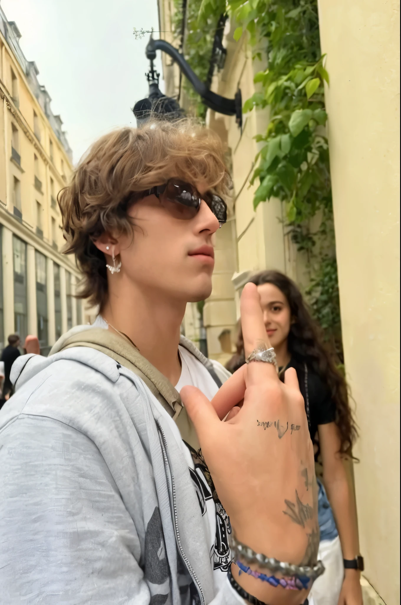 hombre arafed con un tatuaje en la mano y una mujer con una mochila, he has short curly brown hair, guillaume tholly, inspirado en Luca Zontini, adrien girod, xqc, vitaly bugarov, max carlier, Marco Lense, mickael lelièvre, mateo dineen, agarra su flequillo en una mano vinnie hacker