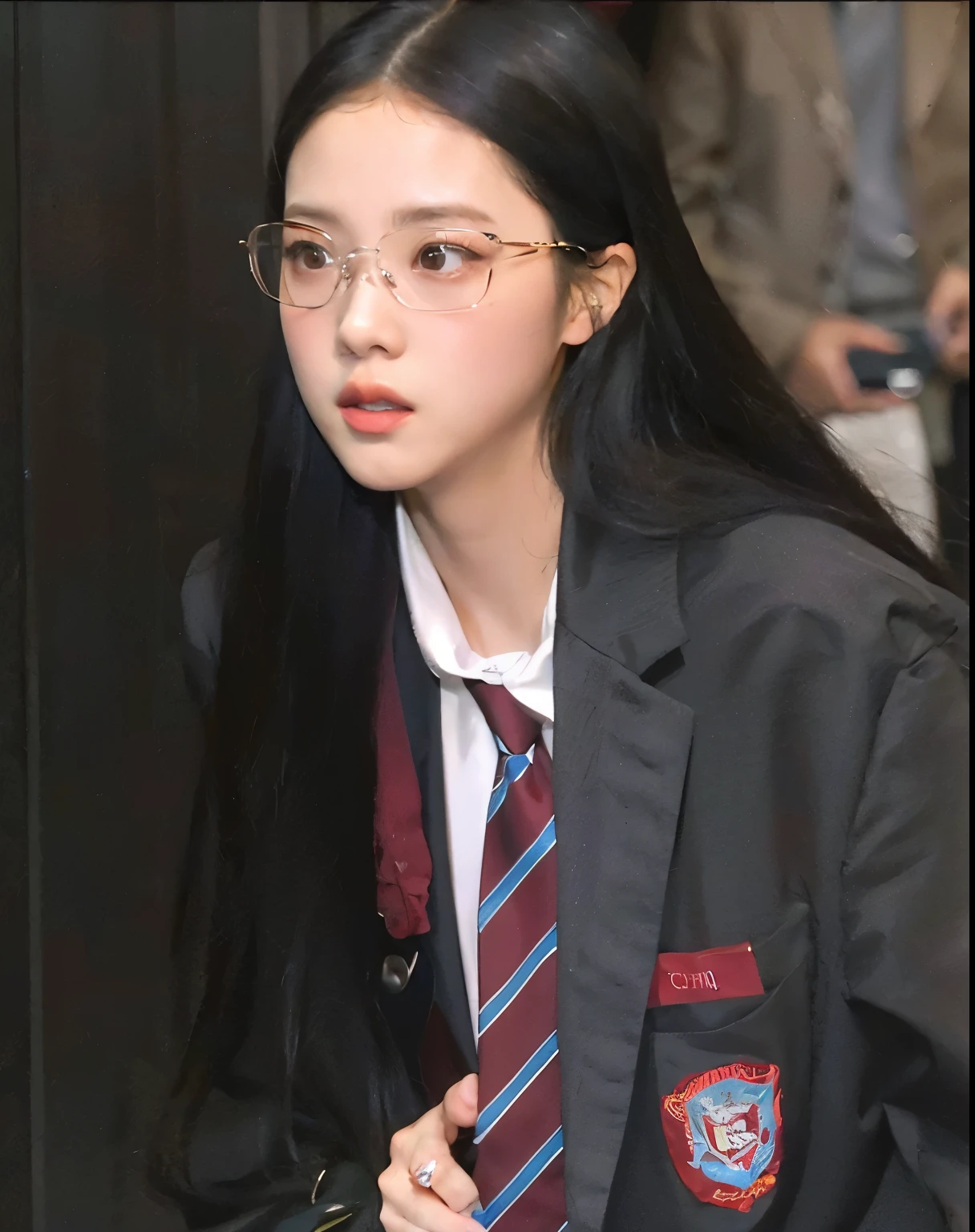 Mujer arafed con uniforme escolar y gafas caminando por la calle., jossi de blackpink, alumno, ella usa gafas de harry potter, jaeyeon nam, Jennie rosa negra, un hiperrealista , con gafas, gema chen, seifuku, heonhwa choe, kim taejin, Lulu Chen, Jisoo de Blackpink, Chica de escuela, louise zhang