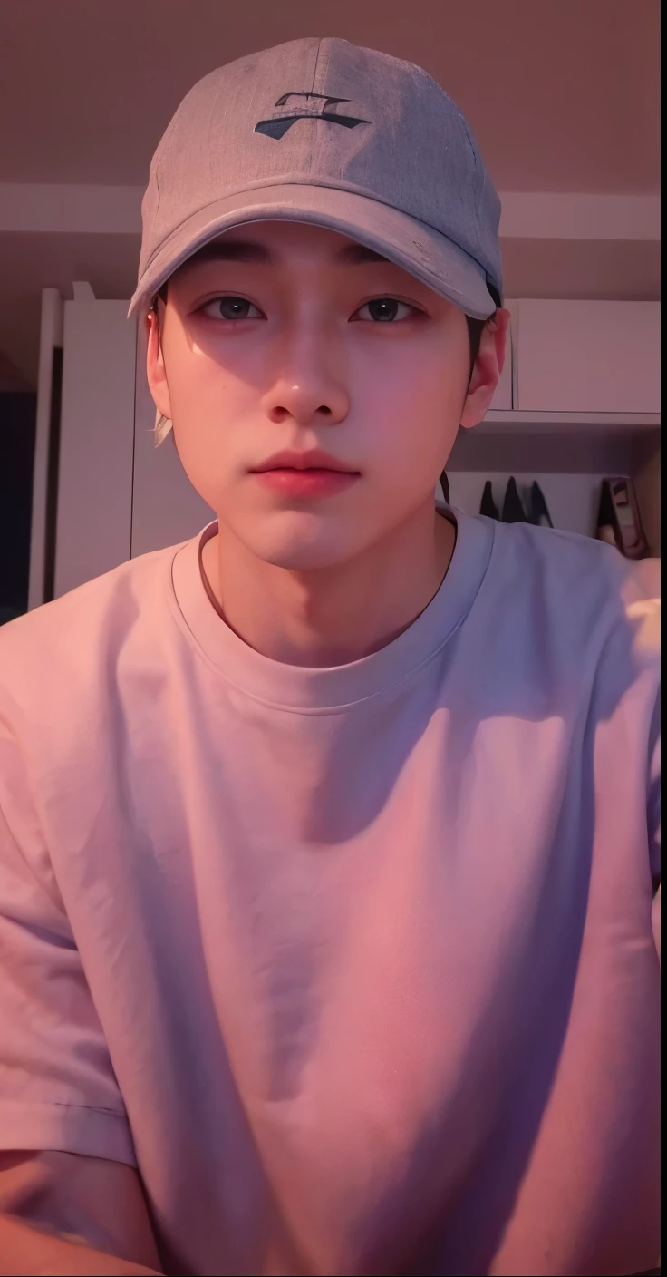 sharp man with gray shirt and blue hat, Kim Doyoung, accurate Jimin face, a partir de 8k fosco, he is wearing a hat, Jimin\the right eyelid is swollen, ele tem cerca de 2 0 anos, ele tem cerca de 20 anos, park Jimin, imagem de qualidade muito baixa, adorable and pale korean face, inspirado em jeonseok lee