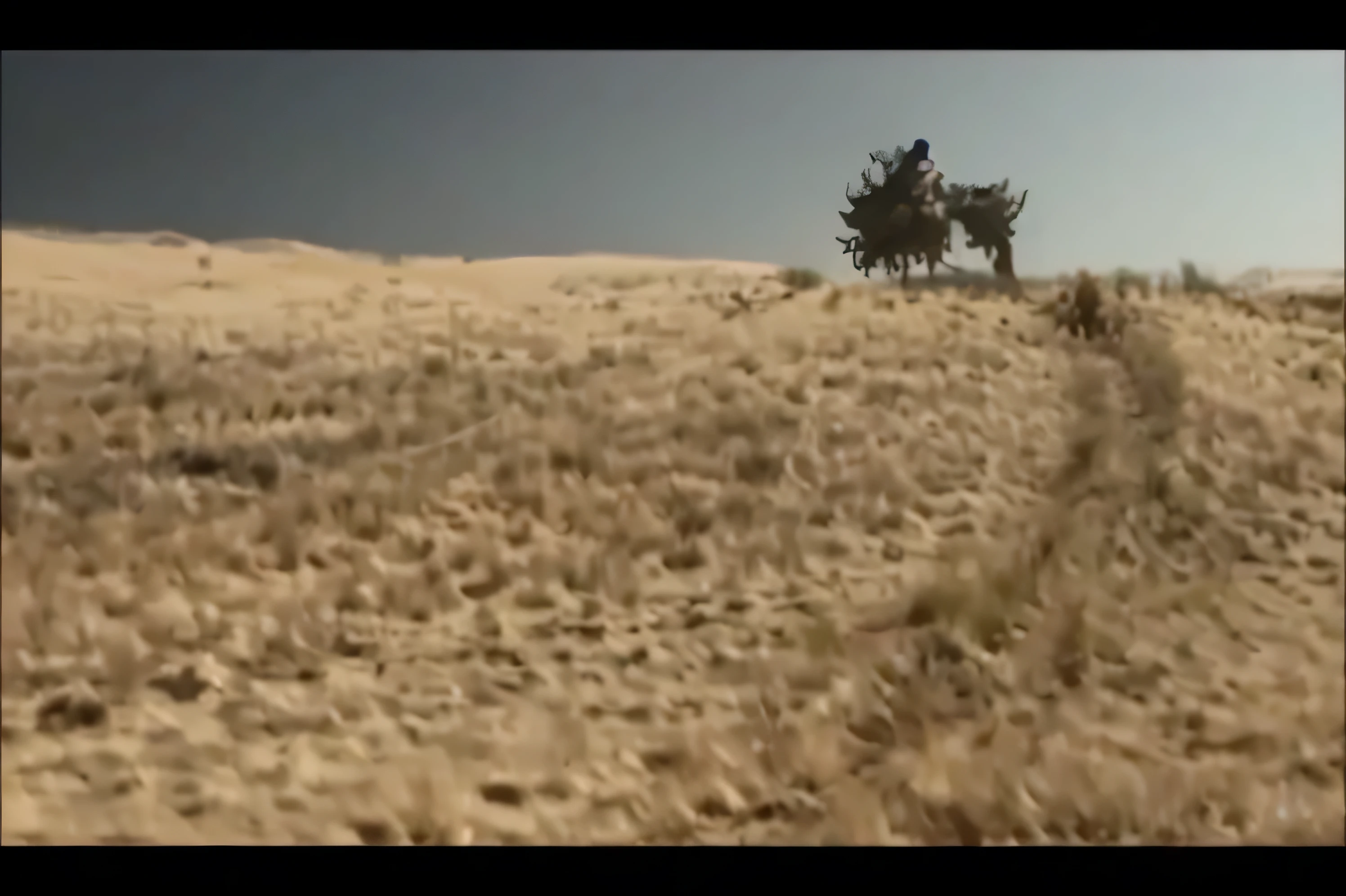 hay un hombre montando a caballo en una colina en el desierto, capturas de pantalla de terence malick, Arena que cae en el interior, Fotograma de un documental de naturaleza, toma de pantalla ancha, cinematic toma de pantalla ancha, la escena mas hermosa, captura, movie screenshot, Captura de pantalla del video de YouTube, metraje imax de 70 mm, metraje imax 7 0 mm, metraje imax 70 mm