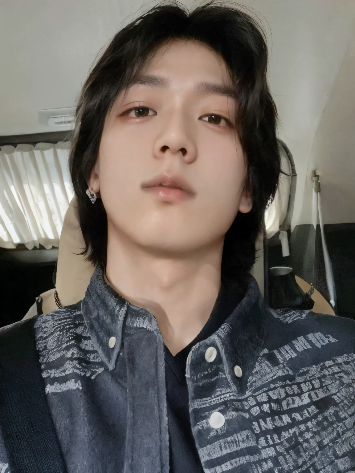 Hombre arafed con camisa negra y chaqueta vaquera., jinyoung shin, hyung tae, kim taejin, taken in the early 2020s, cai xukun, hong junio hyung, Jung Jaehyun, steven jung, brillante por la lluvia, xqc, hombre surcoreano, foto de perfil, hyung tae kim, jungkook, kim doyoung