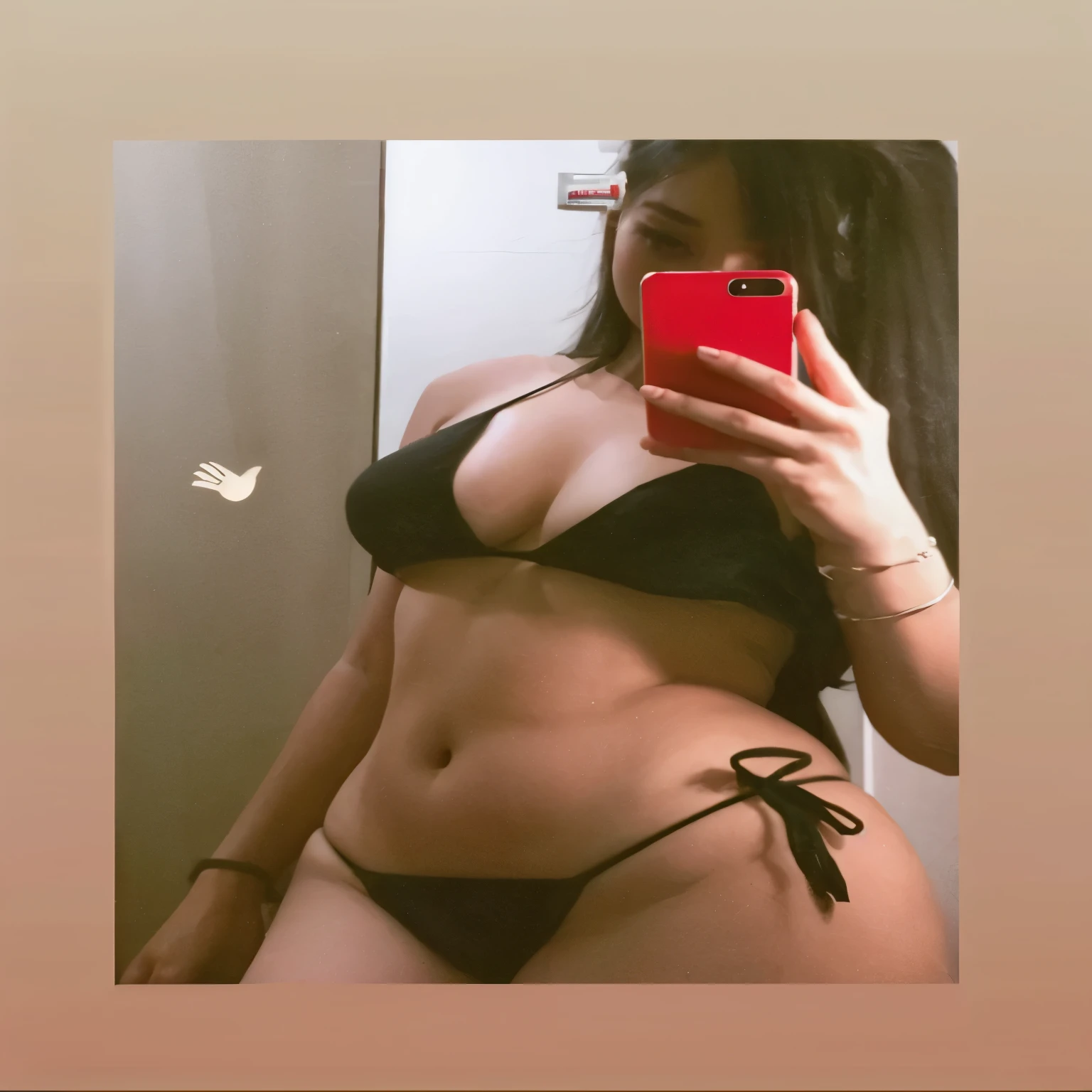 There's a woman in a bikini taking a selfie in the mirror, 22 anos de idade, 21 anos de idade, 23 anos, 24 anos de idade, 18 anos de idade, 2 modelo feminino de 4 anos, 27 anos de idade, 1 8 are, black bikini, 28 anos de idade, 29 anos, her belly button is exposed