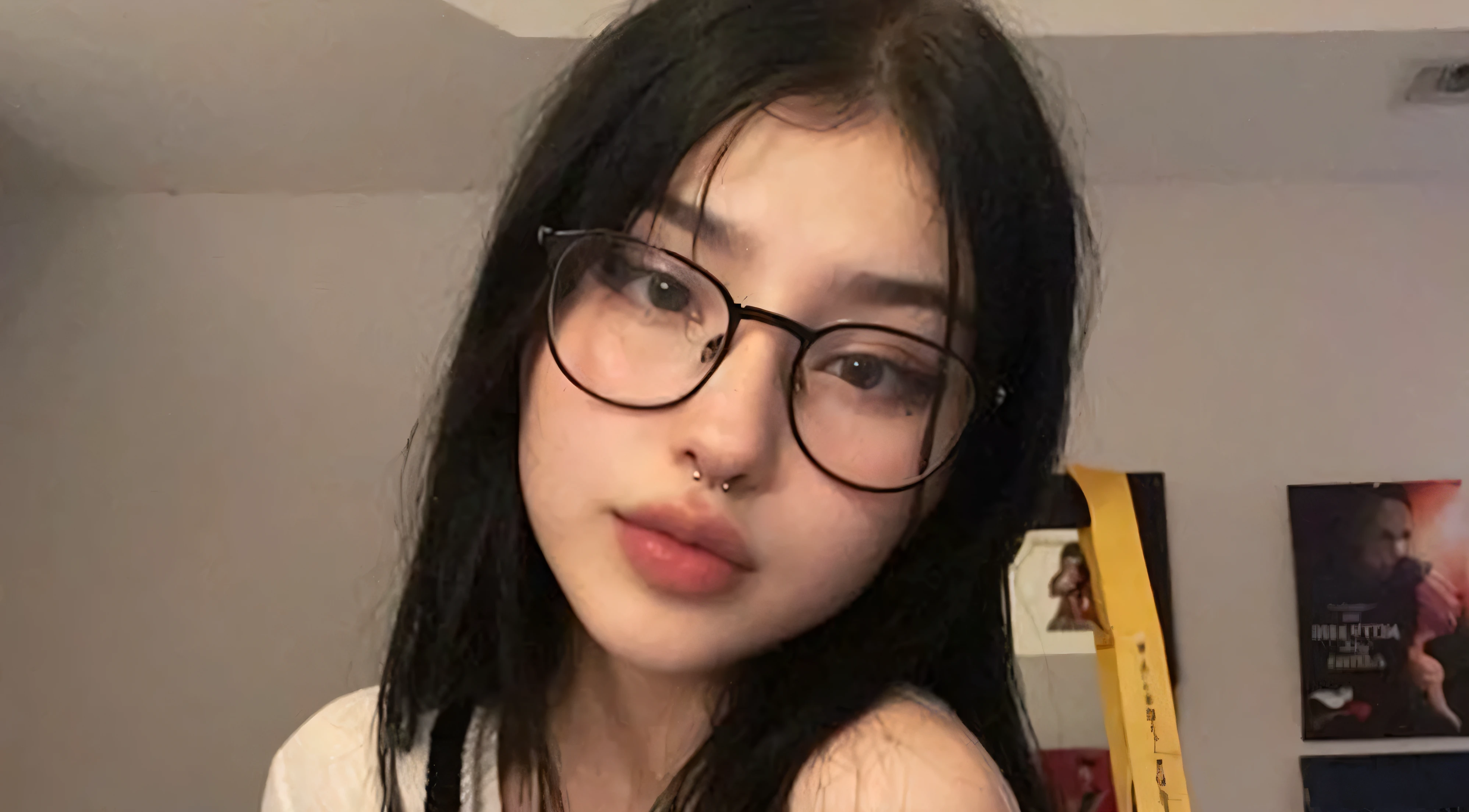 there is a girl com glasses and a white shirt posing for a picture, 18 anos de idade, com glasses, de 19 anos, 1 6 anos, usando pequenos glasses redondos, coreana, usando glasses redondos, grandes glasses redondos, girl com glasses, usando glasses redondos grandes e finos, Asian, glasses, glasses de lentes grossas
