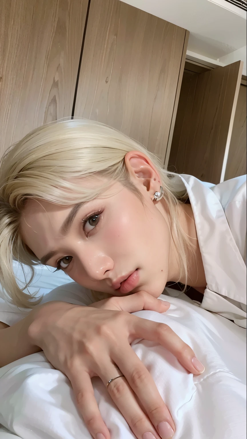 homem cinzelado, com cabelos loiros e piercings, sitting in front of a television, Jungkook, Kim Doyoung, Jimin\the right eyelid is swollen, com o mesmo penteado, Cai Xukun, taejune kim, inspirado em Kun Can, taken at the beginning of 2020, 1 de 7 anos, rosto magro, hyung tae, xqc