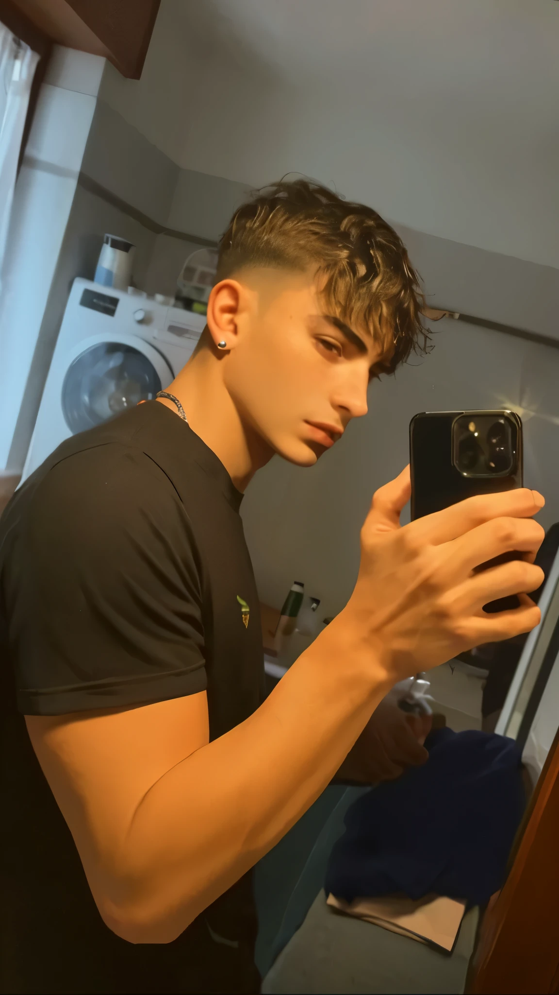 homem arafiado tirando uma selfie no espelho do banheiro, 18 anos de idade, 1 6 anos, imagem de perfil, foto de perfil, tommy 1 6 anos, imagem de perfil, Serpentina do Twitch / jogador Ludwig, taken at the beginning of 2020, Dylan Cole, milhas johnstone, Adrian Girod, jovem, 21 anos de idade