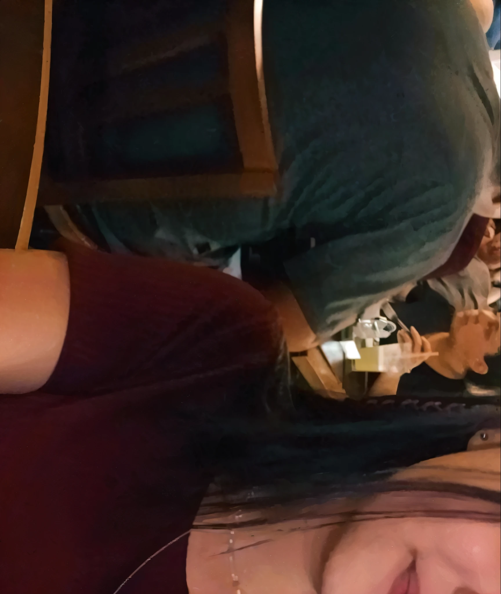 Uma  sentada sorrindo 