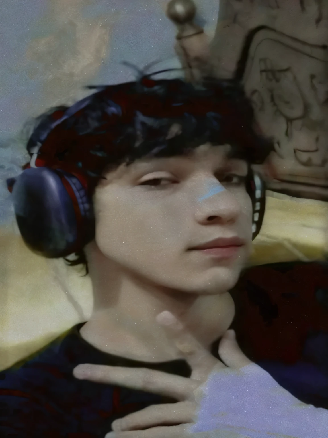 Hay un joven con auriculares y una camisa negra, con auriculares, con auriculares, el tiene auriculares, foto de perfilture 1024px, imagen de muy muy baja calidad, discord foto de perfilture, 18 years, Mateo 9 5, contraction transmitter / jugador ludwig, 16 years old, around 19 years, foto de perfil, tiro en la cabeza de medio cuerpo
