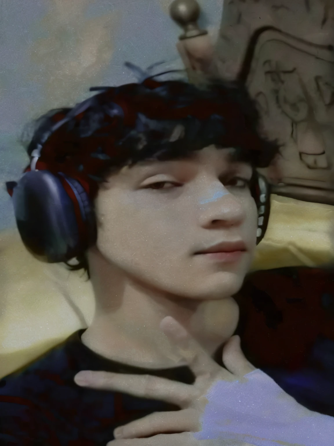 Hay un joven con auriculares y una camisa negra, con auriculares, con auriculares, el tiene auriculares, foto de perfilture 1024px, imagen de muy muy baja calidad, discord foto de perfilture, 18 years, Mateo 9 5, contraction transmitter / jugador ludwig, , around 19 years, foto de perfil, tiro en la cabeza de medio cuerpo
