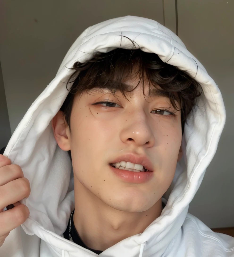 bangchan com capuz branco e olhos fechados, Steven Jung, taejune kim, Jinyoung Shin, homem sul-coreano, profile picture with headshot, Finn Wolfhard, Shinji, estou bebendo, hyung tae, taken at the beginning of 2020, 20 anos de idade, adorable and pale korean face