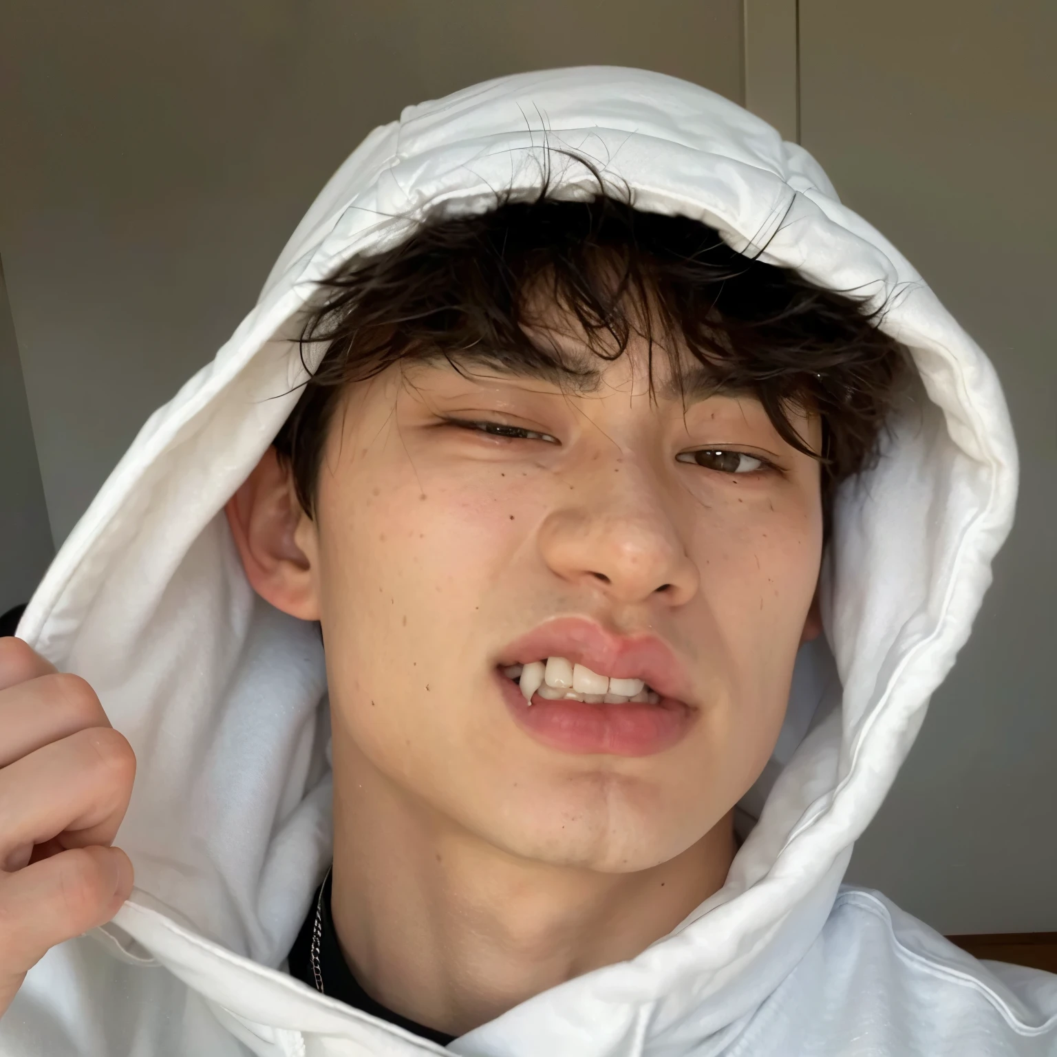 bangchan com capuz branco e olhos fechados, Steven Jung, taejune kim, Jinyoung Shin, homem sul-coreano, profile picture with headshot, Finn Wolfhard, Shinji, estou bebendo, hyung tae, taken at the beginning of 2020, 20 anos de idade, adorable and pale korean face