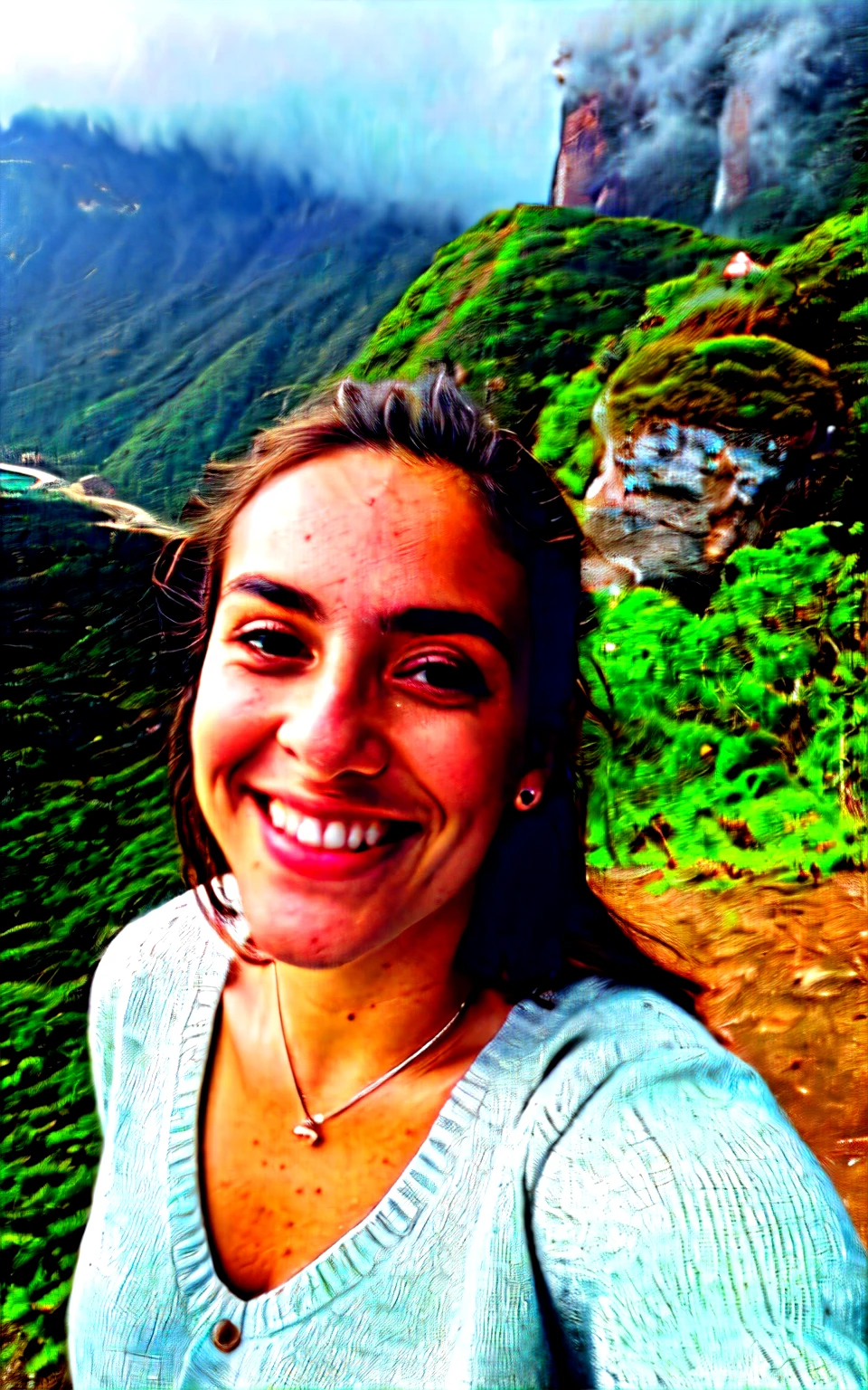 Fotografia, foto de mulher bonita, selfie, tronco, Sozinho, wearing pullover, ao ar livre, (noite), montanhas, natureza da vida real, estrelas, Lua, alegre, feliz, luvas, sweater, gorro, floresta, pedras, rio, Madeira, smoke, fog, olhando para o espectador, textura da pele, photo grain, fechar-se, Foto CRU