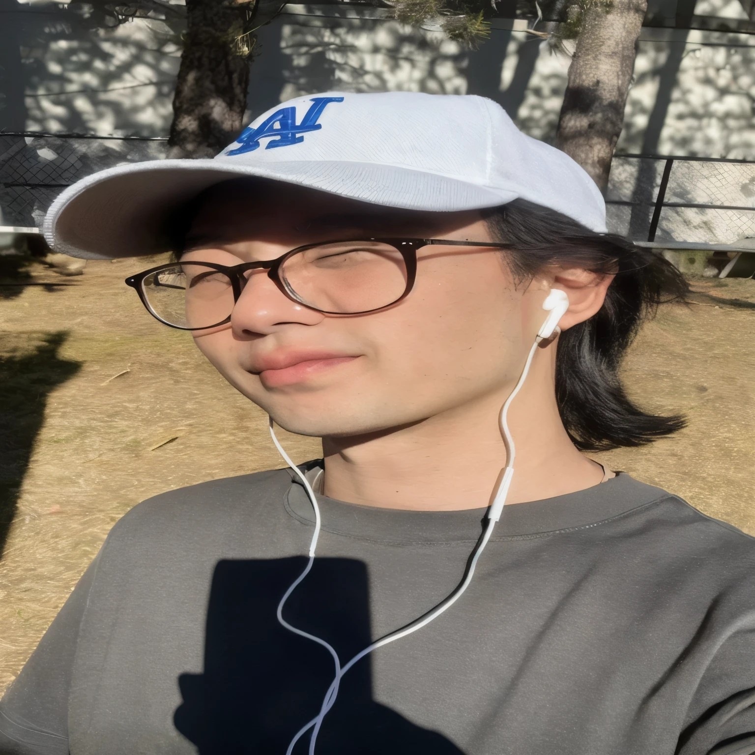 sharp man wearing hat and glasses with headphones in ears, taejune kim, taken at the beginning of 2020, 27 anos de idade, profile picture with headshot, 28 anos de idade, com fones de ouvido, Kosuke-ono, 23 anos, com fones de ouvido, 22 anos de idade, 29 anos, joongwon charles jeong