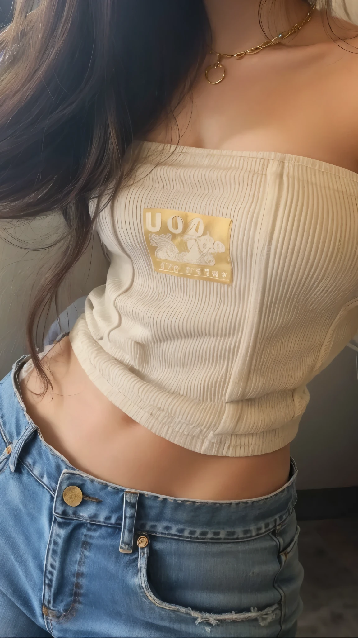 un primer plano de una mujer que llevaba una camiseta sin mangas y jeans, tendencia en r/ropa de calle, 🤬 🤮 💕 🎀, y 2 k estetica, y2k aesthetic, INSPO, cuello ampliado, terciopelo bordado, 2 0 2 0 moda, usando una gargantilla y un lindo sombrero, corduroy, pecho cubierto, Vintage estética