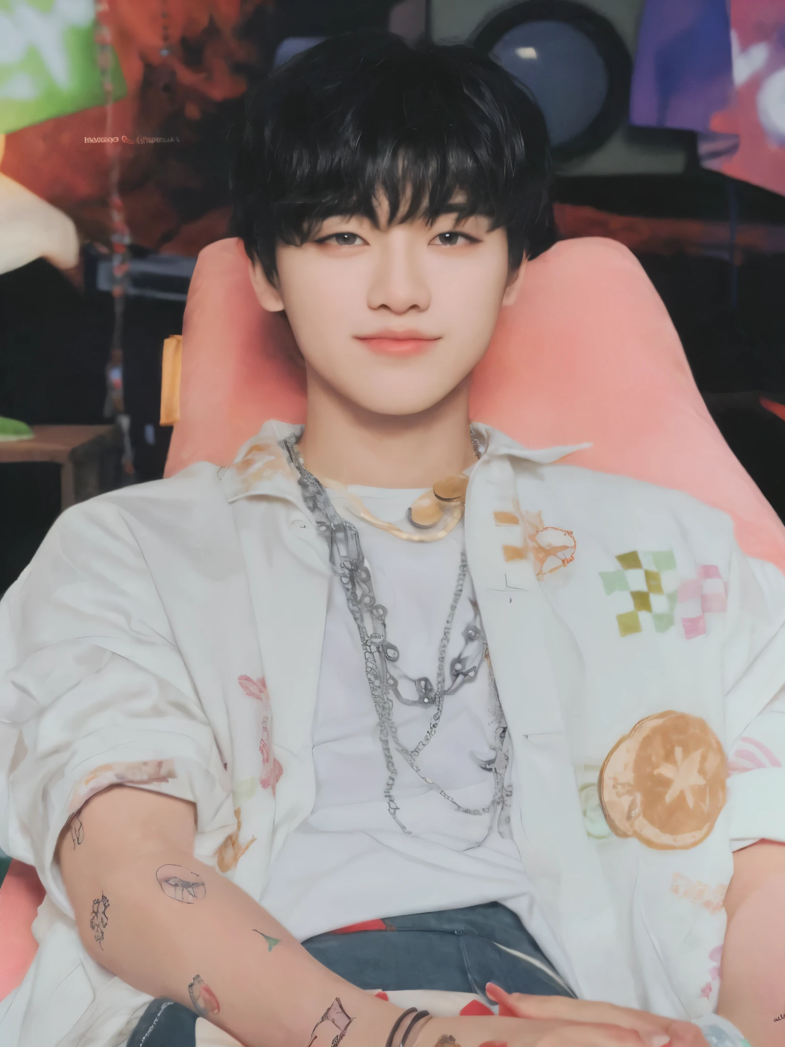 asian arafet man sitting on a chair, Jaemin, grupo NCT DREAM, Kpop idol portrait, estilo artistico realismo, beautiful androgynous prince, nct dream, delicate androgynous prince, inspirado en Na Jaemin joven, pale angel, cabello gris.
