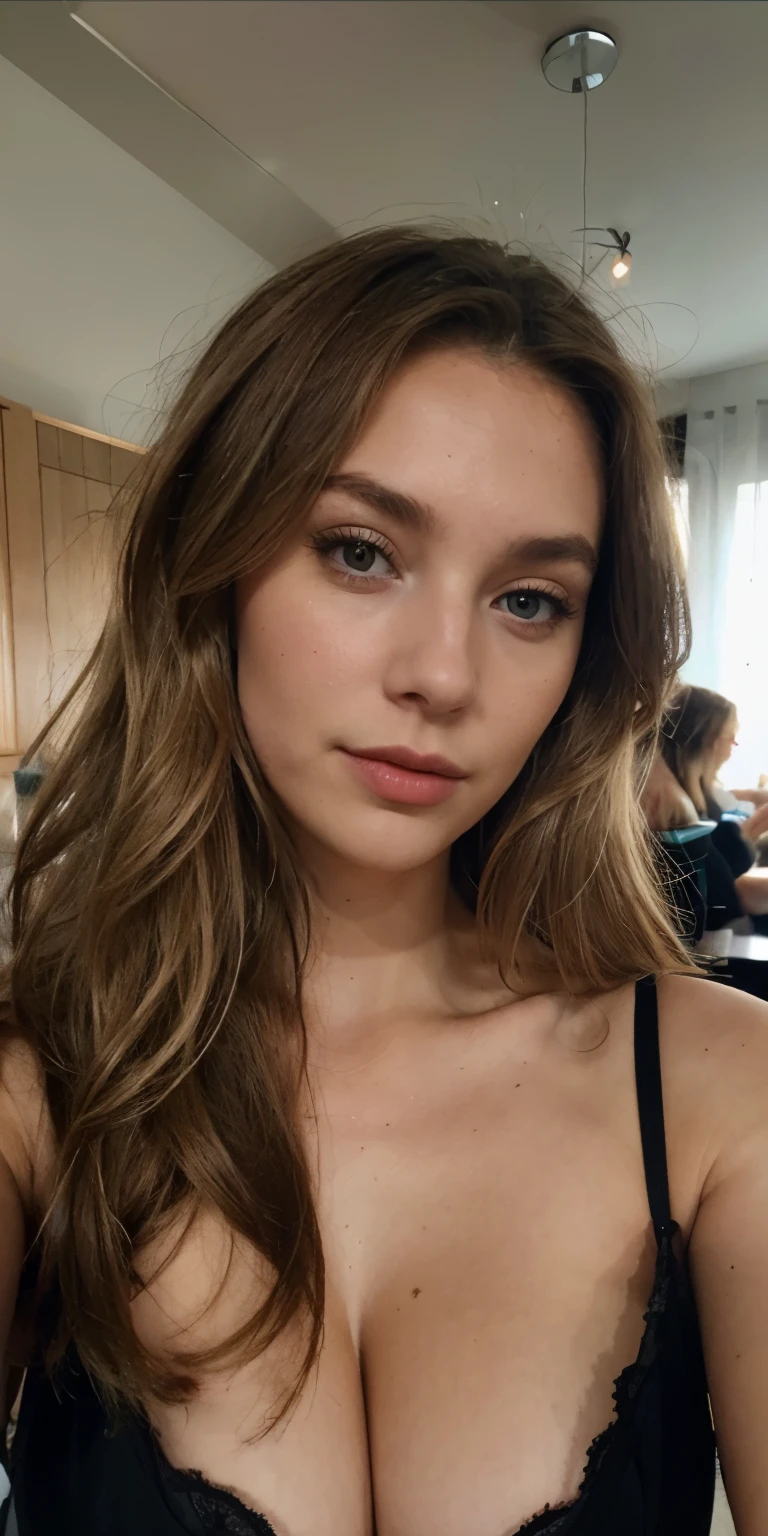 Beautiful dark blonde woman , lange blonde Haare , largee grüne Augen , grosse Lippen , markantes Gesicht , Beautiful body , large  , enges Kleid , Sharp quality , Aufnahme draussen, Selfie mit iPhone 