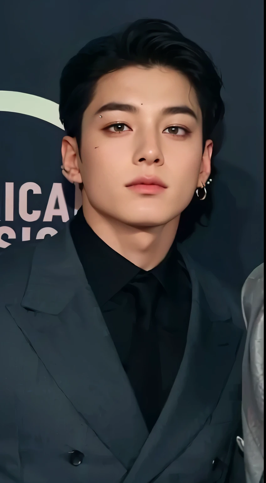 Jungkook de cabelo mediano vestindo um terno preto, Jungkook, inspirado em Jungkook, Jeon Jungkook, Jungkook bts, Cara de Jungkook, KPOP Idol