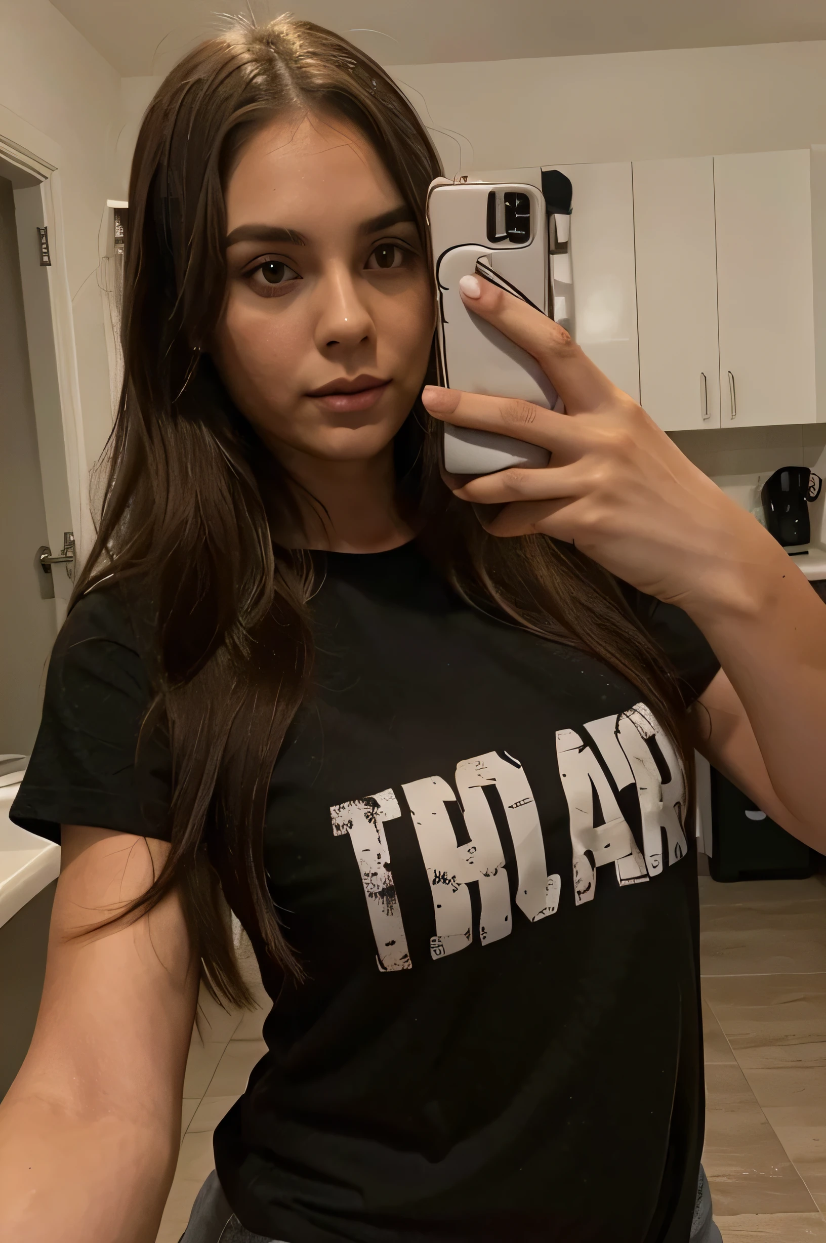 There is a 35 year old woman taking a selfie, cara y cuerpo atractivos, ella lleva una camiseta sin mangas negra, belleza asombrosa, imagen de perfil, en forma, Long brown hair