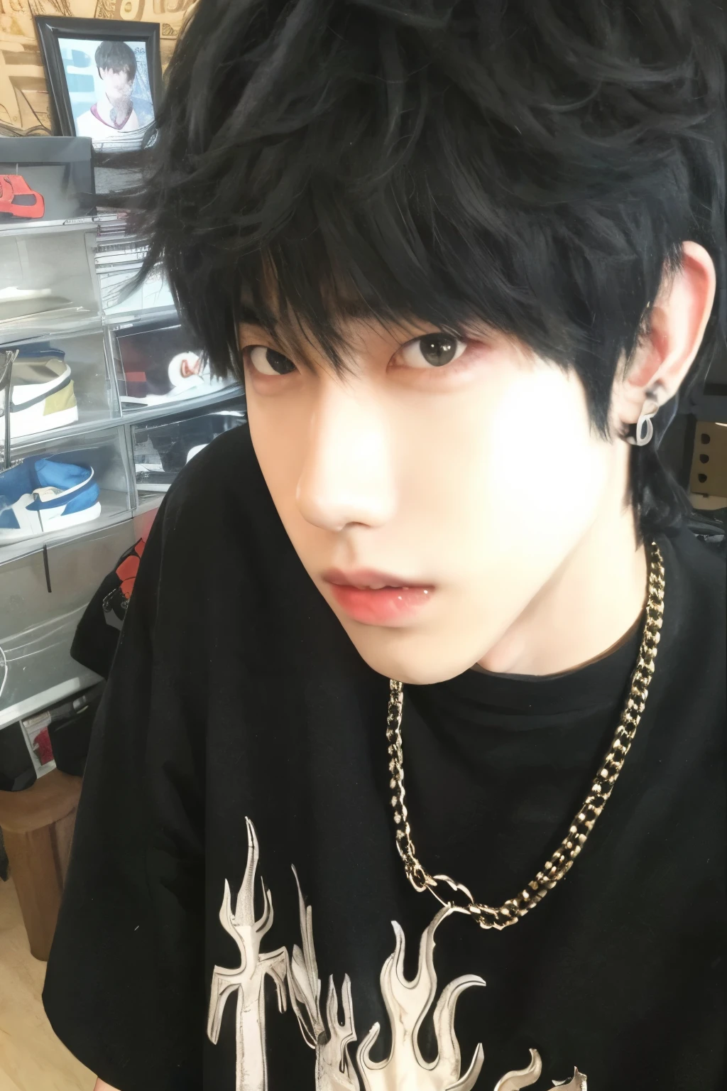 wired boy with a chain around his neck and a black shirt, Jungkook, Jinyoung Shin, Kim Doyoung, hyung tae, Cai Xukun, taejune kim, Hong junho hyung, cute japanese demon boy, Steven Jung, Ulzzang masculino, Retrato de Jossi do Blackpink, kanliu666, olhos claros e penetrantes, imagem de perfil