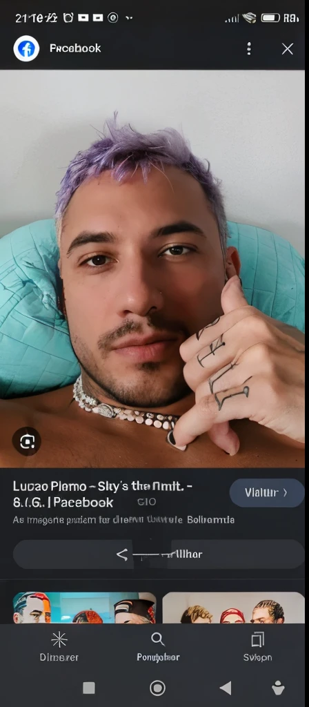 Homem pardo tatuado, pelado