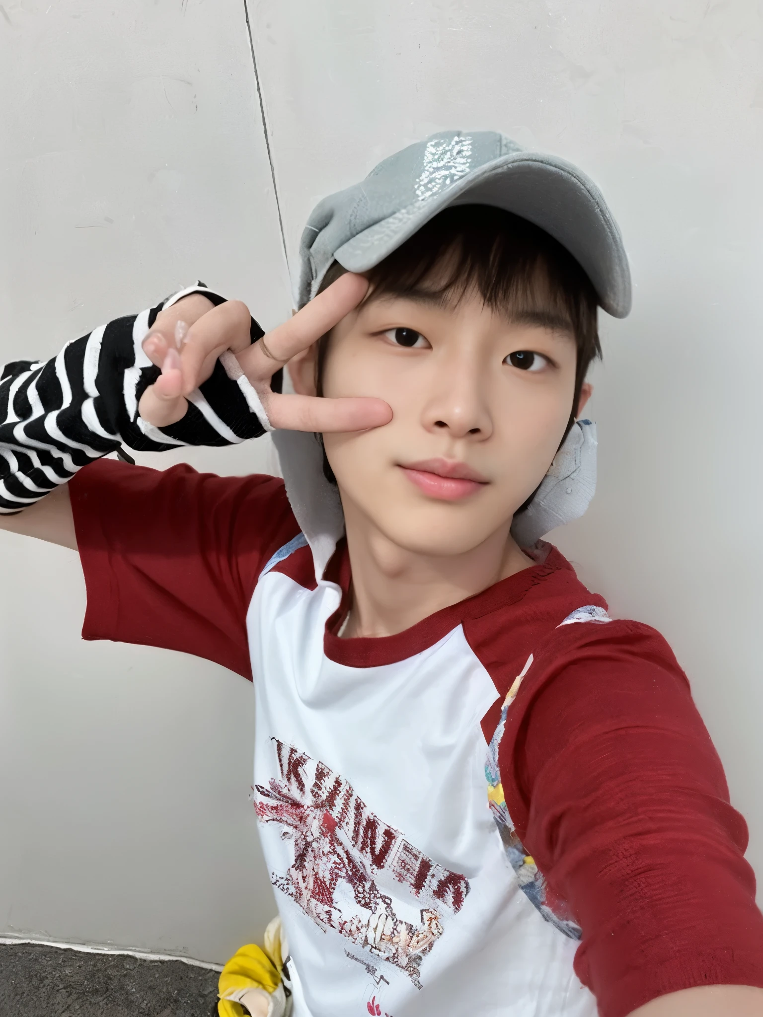 there is a boy with a hat and a baseball cap, kim doyoung, Jung Jaehyun, pale korean adorable face, jinyoung shin, hyung tae, cai xukun, hong junio hyung, pintar ulzzang, Inspirado por Bian Shoumin, kim taejin, foto de perfil, 8k selfie photography, Foto de perfil, yanjun chengt, inspirado en Kun Can