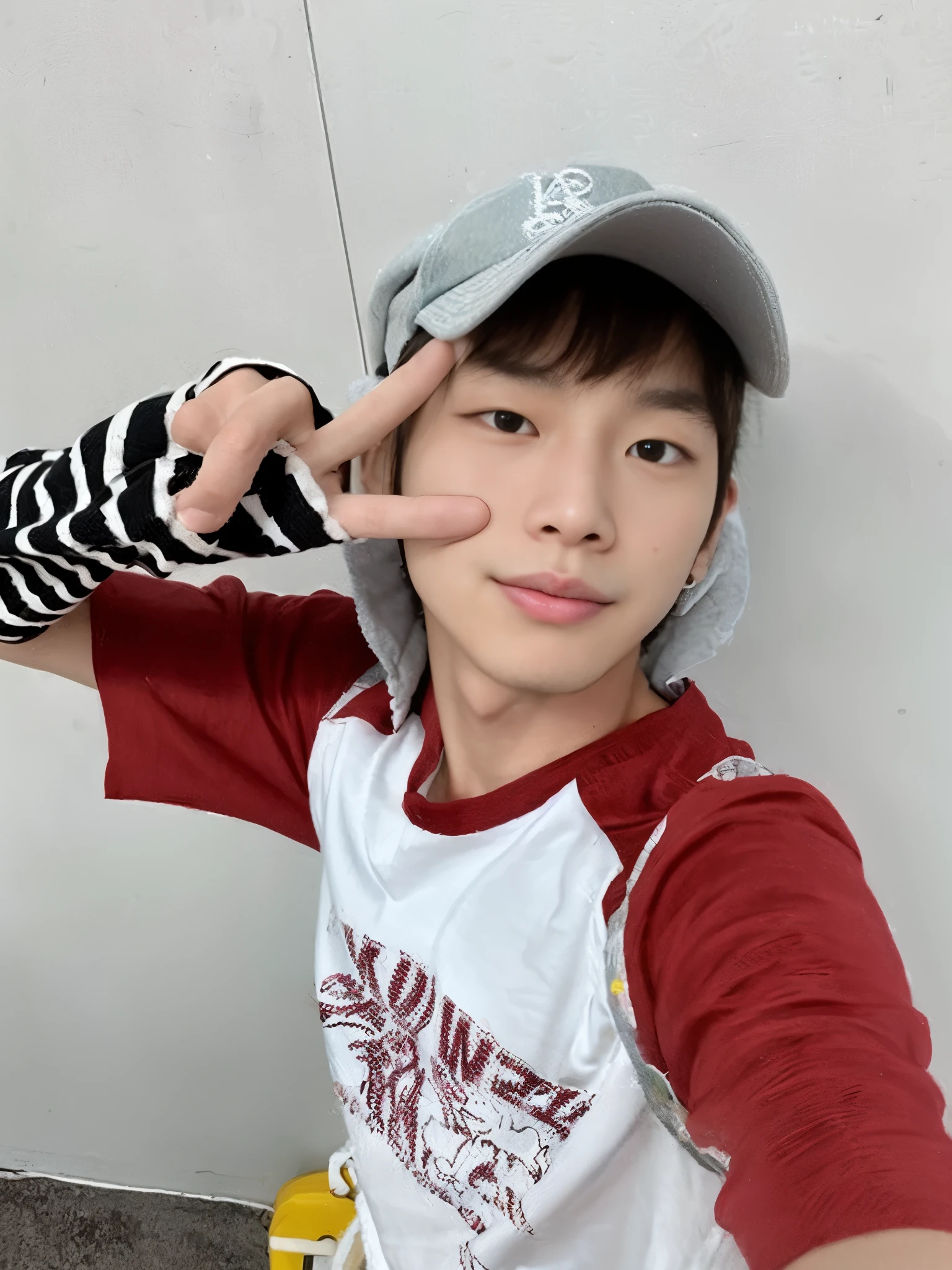 there is a boy with a hat and a baseball cap, kim doyoung, Jung Jaehyun, pale korean adorable face, jinyoung shin, hyung tae, cai xukun, hong junio hyung, pintar ulzzang, Inspirado por Bian Shoumin, kim taejin, foto de perfil, 8k selfie photography, Foto de perfil, yanjun chengt, inspirado en Kun Can