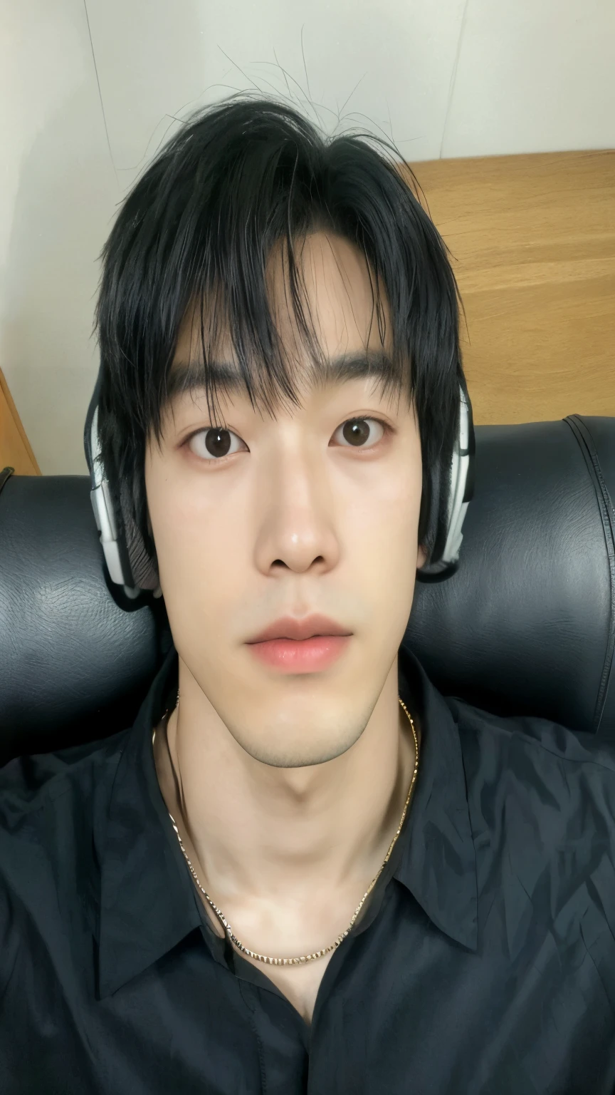 Arafed Asian man with headphones sitting on a chair, kim doyoung, taken in the early 2020s, hsiao-ron, hyung tae, Jung Jaehyun, tanaka suguru, jinyoung shin, masami suda, kousuke oono, hombre surcoreano, hong junio hyung, kim taejin, foto de perfil en la cabeza