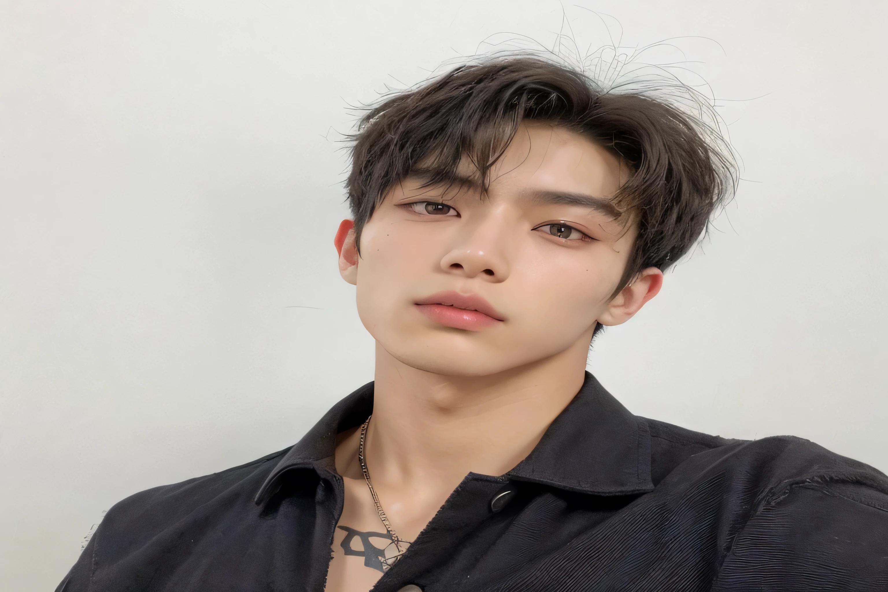 Hombre arafed con un tatuaje en el pecho y una camisa negra, kim doyoung, jinyoung shin, ulzzang inteligente, hyung tae, cai xukun, hombre surcoreano, foto de perfil en la cabeza, jungkook, sakimichan, Un hombre guapo，pelo corto ?????, artista coreano, kim taejin, yanjun chengt, 22 years, cabello ondulado, facciones atractivas, chico de mierda, masculino