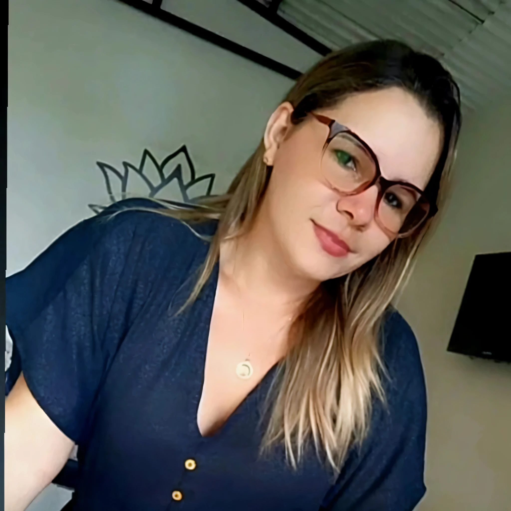 1 mulher adulta, cabelo comprido, cabelo liso, cabelo cor loiro, pele suave, olhos castanhos, sorrir, vegetation, Ocasional, Businesswoman style clothes, blaser marrom claro, realista, com fundo em um restaurante chique, 8k super realista, super detalhado e realista