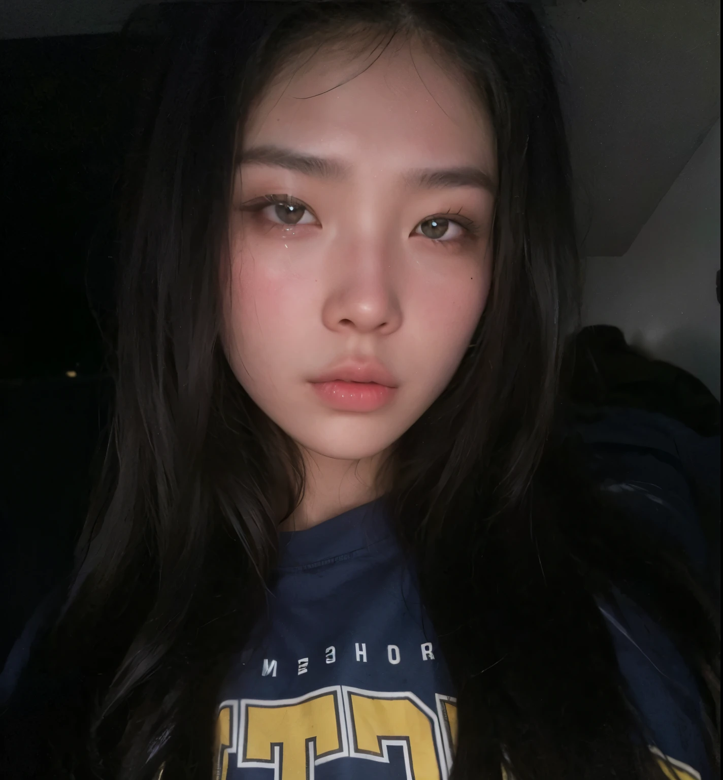 Arafed  com cabelo preto longo e uma camisa azul, Asian face, Southeast Asian with round face, ela tem um rosto fofo, Cara cansada, pale round face, 18 anos de idade, serious face, rosto perfeitamente iluminado, com bochechas redondas, cara carrancuda, ugly appearance, rosto redondo e macio, detailed face of an Asian girl, fazendo beicinho