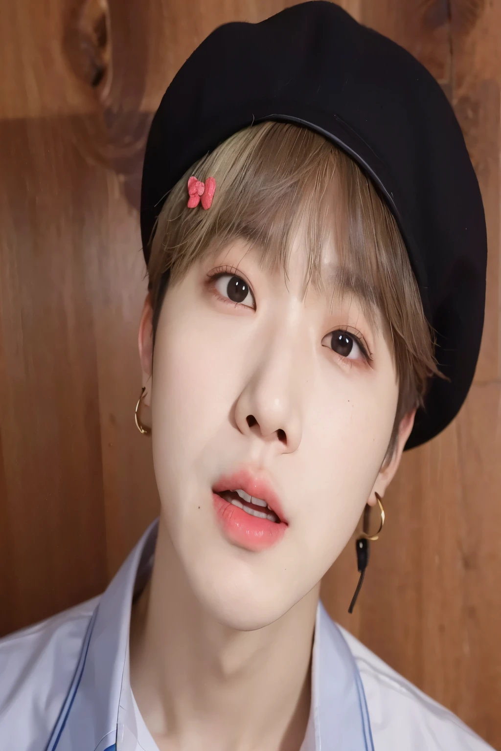 Un primer plano de una persona con un sombrero y una camisa, kim doyoung, pale korean adorable face, Jimin\los labios carnosos, cai xukun, park Jimin, retrato de , Jimin, Jimin\his right eyelid is swollen, inspirado en Kun Can, foto de perfil en la cabeza, sakimichan, taehyung comiendo papas fritas gucci yoongi, agust d, min yoongi, suga bts, bts