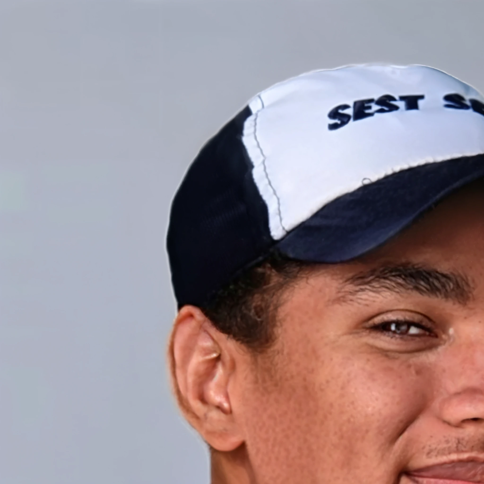 man in baseball cap and black shirt posing for a photo, wearing a baseball cap, foto de perfil.
