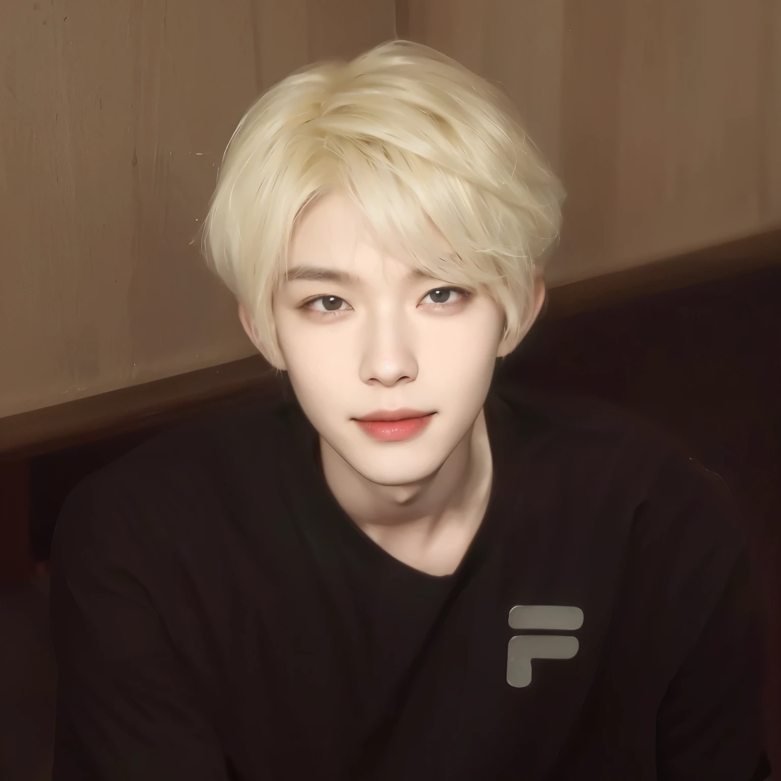Boy wearing black T-shirt,Smile,Has platinum hair,Differential crushed cap hairstyle,short hair,broken hair