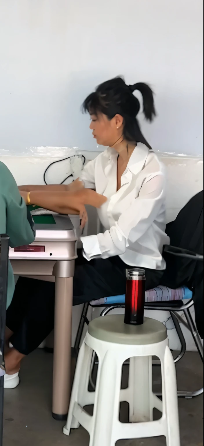 White lapel shirt,Sitting sideways