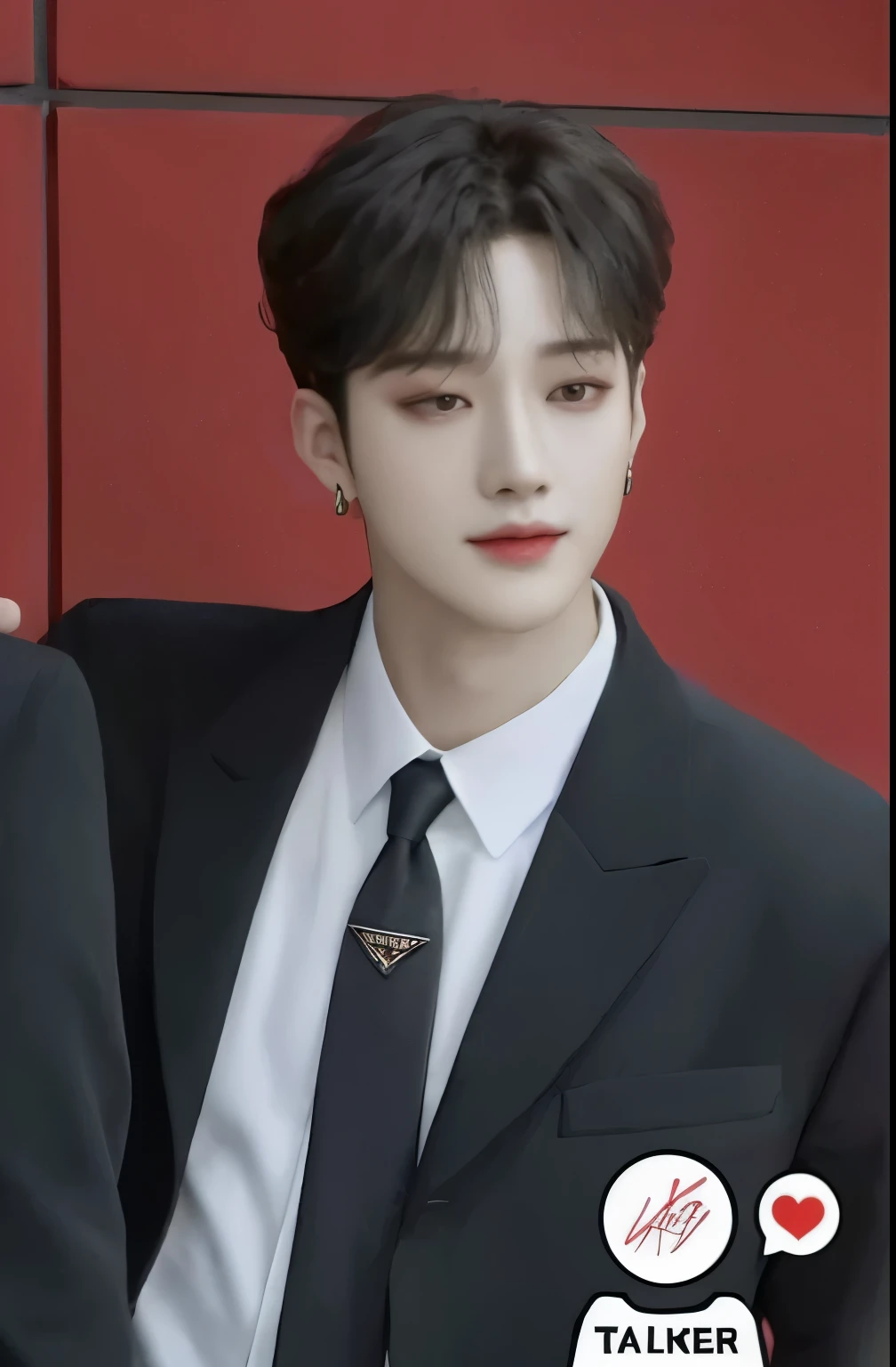imagem arrasada de um homem de terno e gravata parado ao lado de uma parede vermelha, Cai Xukun, Jinyoung Shin, Jinyoung Shin aesthetic, giga chad chorando, inspirado em Bian Shoumin, Yanjun Chengt, bladee da gangue de drenagem, he has an elongated head shape, Jung Jaehyun, delicate androgynous prince, ironic smile