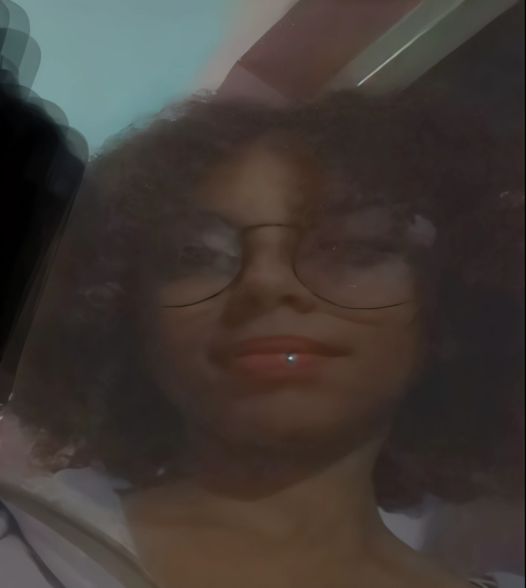 There's a woman with glasses and a white shirt, close-up retrato filme ainda, retrato de lofi at a window, seu rosto emoldurado por cachos, no estilo de Petra Collins, retrato de lofi, retrato fechado, fotografia de baixa qualidade, com afro, obscured underexposed vision, medium close-up portrait, talento de lente supersaturado 8k , High quality image rich in details. Flores de cerejeiras