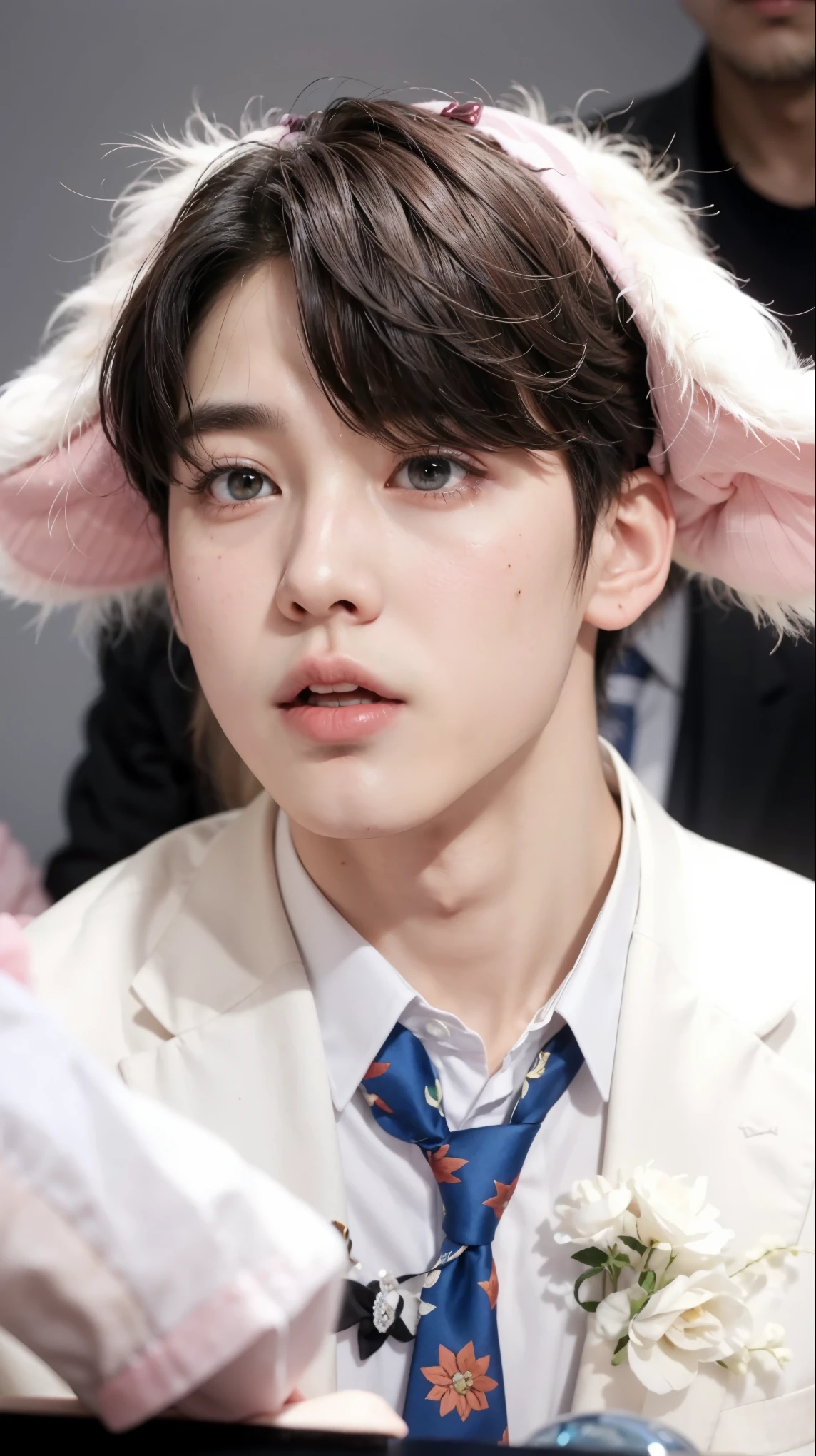 there is a man with a tie and pink hat, Jungkook, adorable and pale korean face, Cai Xukun, Jimin, taejune kim, Jimin\the full lips, park Jimin, Yoongi de cabelo preto, Jimin\the right eyelid is swollen, Yanjun Chengt, olhar inocente, orelhas redondas, accurate Jimin face, Jimin\o nariz grego, orelhas fofas