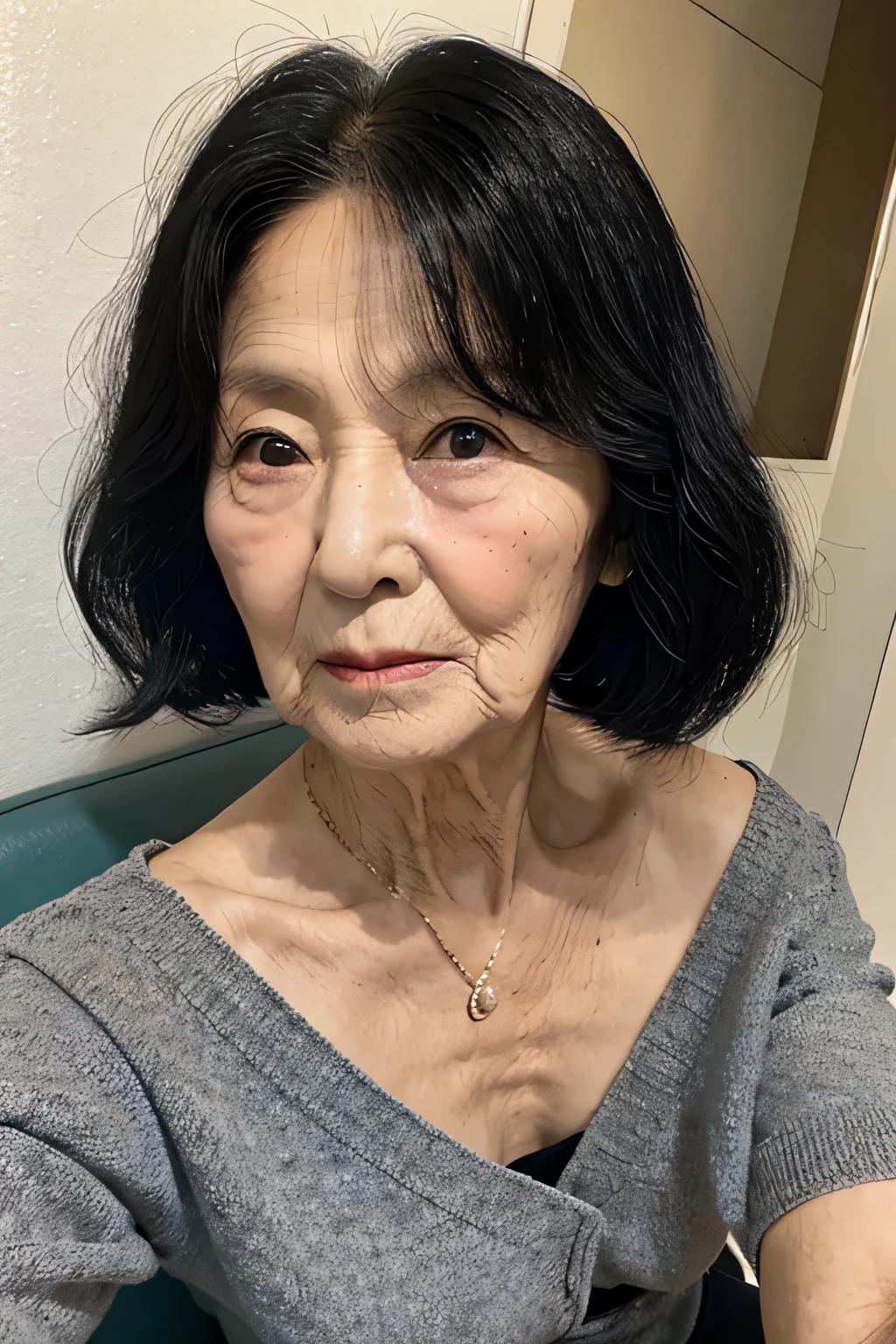 black hair、80 years old、grandmother