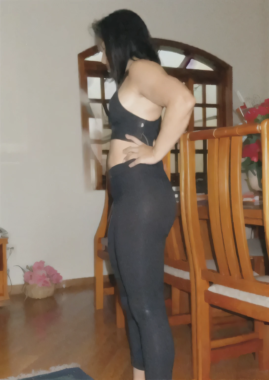there is a woman standing in a room with a wooden table, pose lateral, vista traseira, Corpo todo!!!, vista from behind, de volta - tiro, Corpo todo wide shot, from behind, lateralmente, Corpo todo!, foto adequada, pose de costas, visto from behind, costas arqueadas, Corpo todo shot!!, distante Corpo todo ver, vista lateral