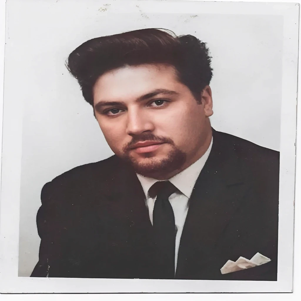 there is a man in a suit and tie posing for a photo, taken in the early 1960s, a foto colorida, fotografia colorida antiga, taken at the beginning of 2020, taken in the late 1980s, cerca de 19 anos, uma foto de um homem, foto colorida, taken in the 1970s