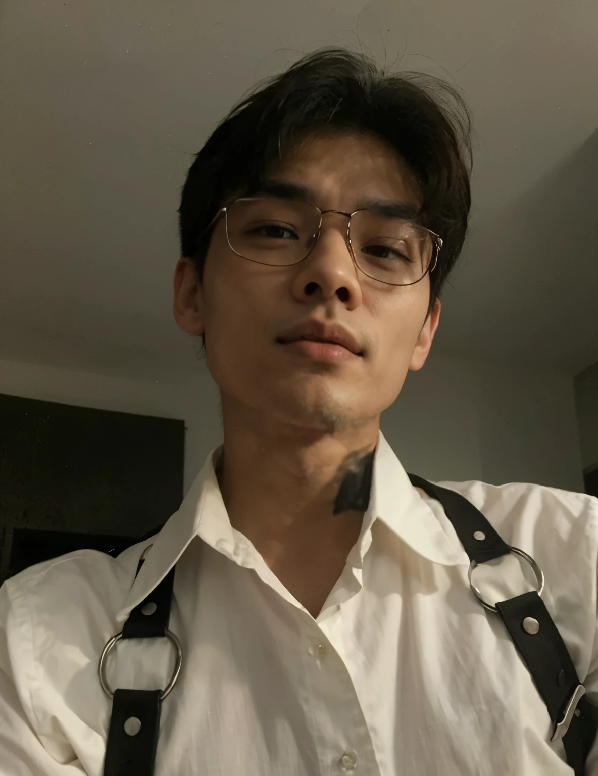Un hombre, apariencia asiatico, tal como se muestra en la foto