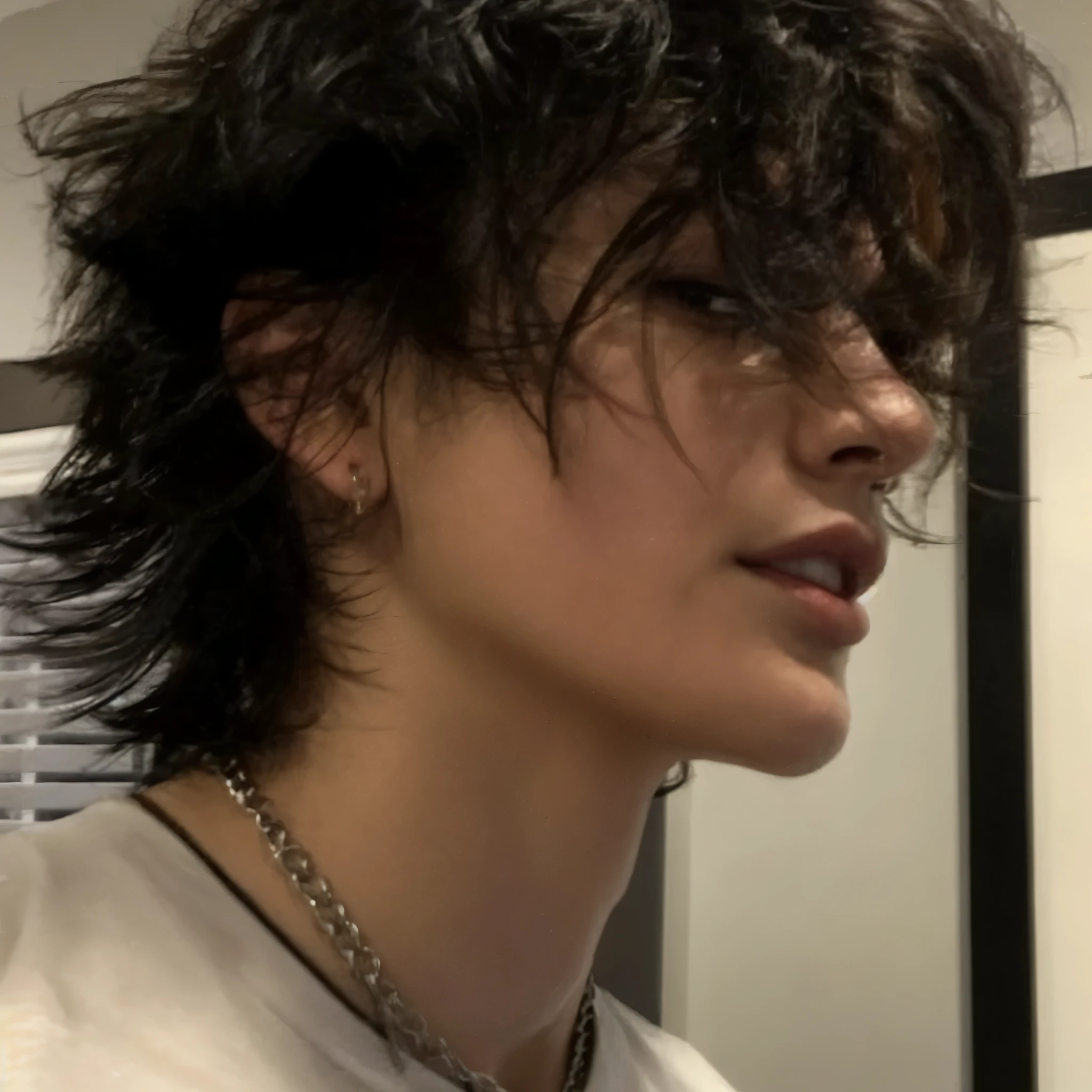 Hombre arafed con un corte de pelo desordenado y un collar., androgynous face, beautiful androgynous prince, delicate androgynous prince, su cabello es desordenado y salvaje, corte de pelo largo, beautiful androgynous girl, Finn Wolfhard, pelo peludo, androgynous, androginia, androgynous male, pelo peludocut, pelo corto desordenado