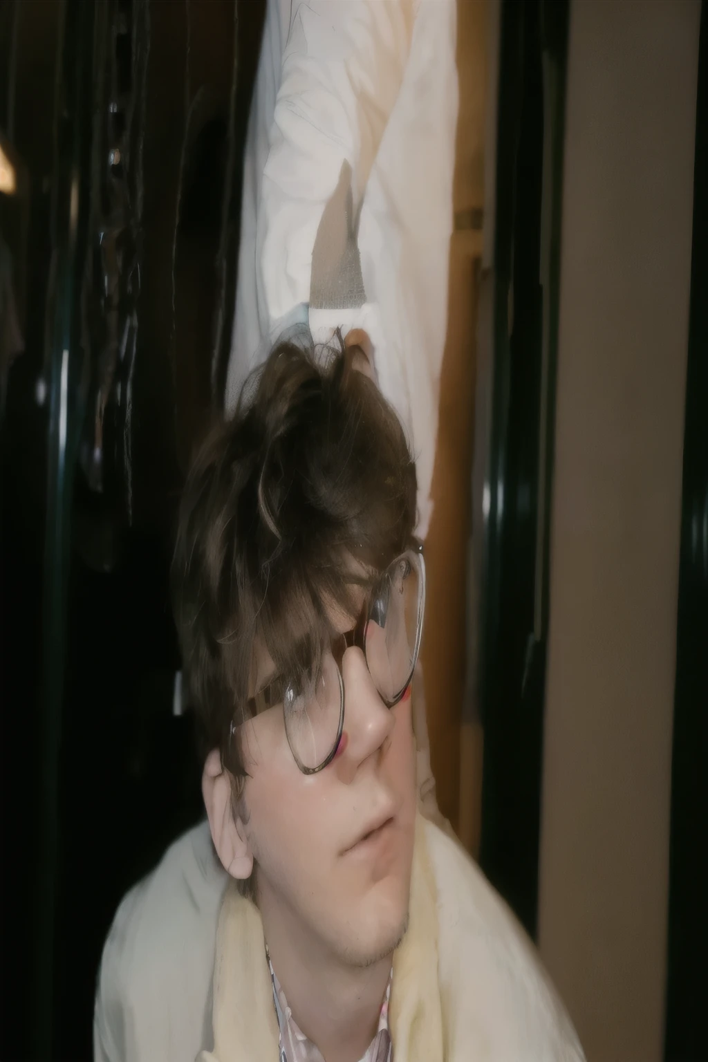 il y a un homme avec des lunettes et une cravate debout à côté d'un homme avec une veste blanche, Declan McKenna, frange de cheveux hipster avec un peu de barbe