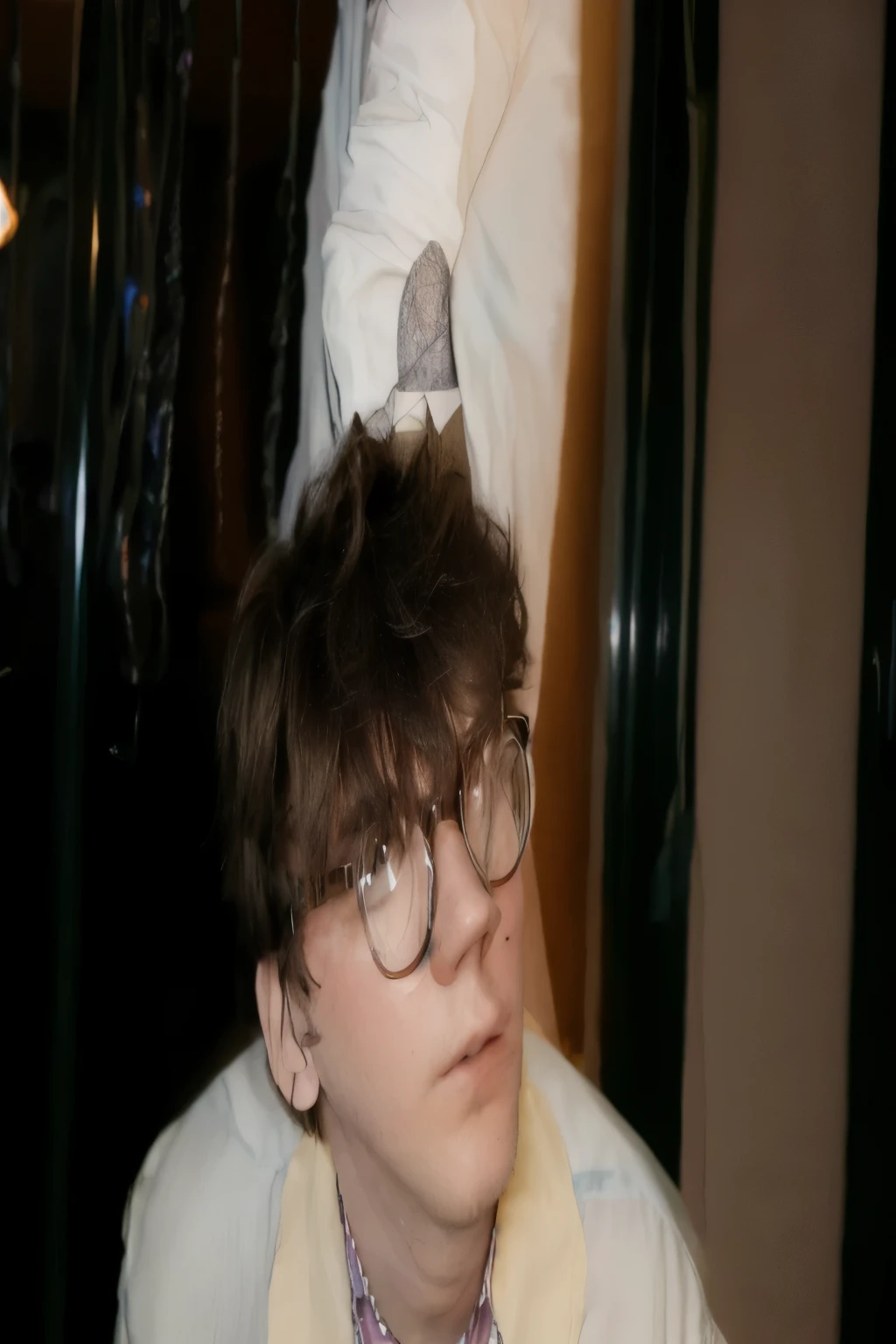 il y a un homme avec des lunettes et une cravate debout à côté d'un homme avec une veste blanche, Declan McKenna, frange de cheveux hipster avec un peu de barbe